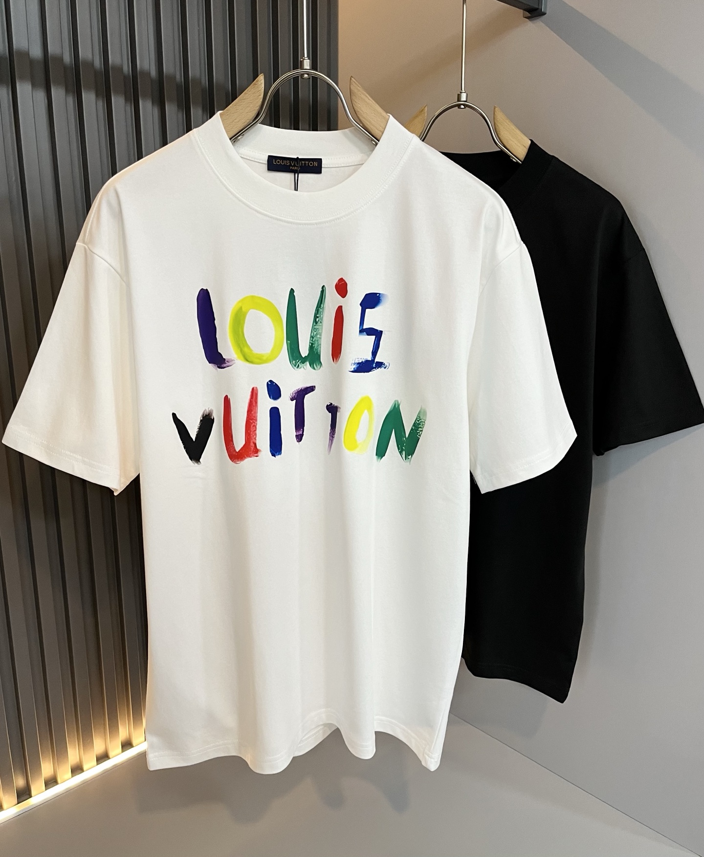 NO:486610,LouisVuitt*Louis*Deng The new spring and summer series of items are launched, a very fashionable and avant-garde short-sleeved T-shirt for men and women, with logo logo pattern and printing decoration!  Different from the past, it declares the design concept that has been passed down for many years in the brand!  Its eye-catchingness is no less than any classic style, perfectly presenting the fashionable, high-end and luxurious feeling in front of the world!  Made of imported cotton materials, selected high-quality pure cotton fabrics, soft and soft to the touch, the real thing is definitely beyond your imagination, close to the body and breathable, even if you sweat profusely, you will not feel greasy or stuffy, and will bring sweating and moisture absorption to the extreme!  Size M-4XL, louis vuitton,louis vuitton,t-shirt,tees,t-shirt,alexander wang19860909LouisVuitt*路易*登 春夏全新系列单品上线,非常时髦前卫的一款男女同款短袖T恤,标识logo图案印花修饰！区别于以往的不同,宣示品牌传承多年的设计理念！其吸睛度完全不亚于任何经典款式,将时髦高级感与奢华感完美呈现在世人眼前！客供进口全棉材质制成,精选优质纯棉面料,触感软糯亲肤细腻,实物到手绝对超乎你的想象,贴身无比舒适透气,即便是汗流浃背也不会有腻身及闷热感可言,将排汗吸湿性发挥到了极致！尺码M-4XL,,louis vuitton,louis vuitton,T-shirt,tees，t-shirt,alexander wang,Men's clothing