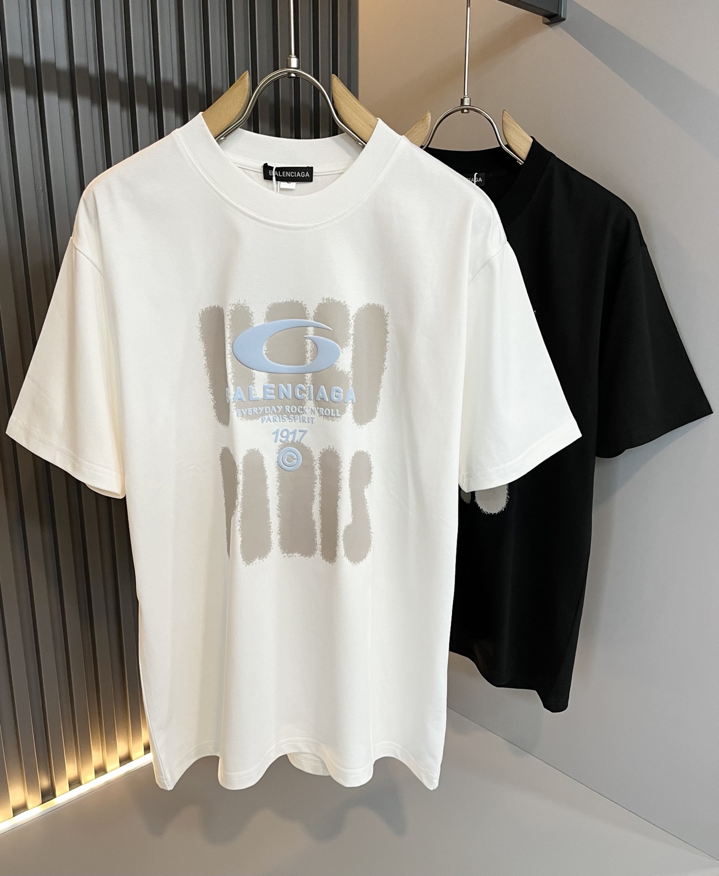 NO:486652,BALENCI*GA Paris* Home Spring and summer new short-sleeved T-shirt for men and women!  Fashionable casual short-sleeved T-shirt with catwalk pattern prints!  Design logo glue pressing design!  The most designed and selected customer-supplied 260g pure cotton fabric, which feels soft and skin-friendly, is comfortable and breathable, and you can’t picky about the real thing!  Loose, small, shoulder-dead round neck cut, genderless couple mixed styles, opening up a new fashion charm!  Differentiate the market version of the high-end custom series!  Size M-4XL, balenciaga, T-shirt,tees, t-shirt,alexander wang19860909BALENCI*GA巴黎*家 春夏新款男女同款短袖T恤！走秀图案印花时尚休闲短袖T恤衫！设计logo压胶设计！极具设计精选客供260g纯棉面料,手感柔软亲肤,着身舒适透气性都无法挑剔,实物绝对会让你爱不释手！宽松小落肩的圆领版型裁剪,无性别主义的情侣混穿款式,打开全新的时装新韵味！区别市场版本高定系列！尺码M-4XL,,balenciaga,T-shirt,tees，t-shirt,alexander wang,Men's clothing