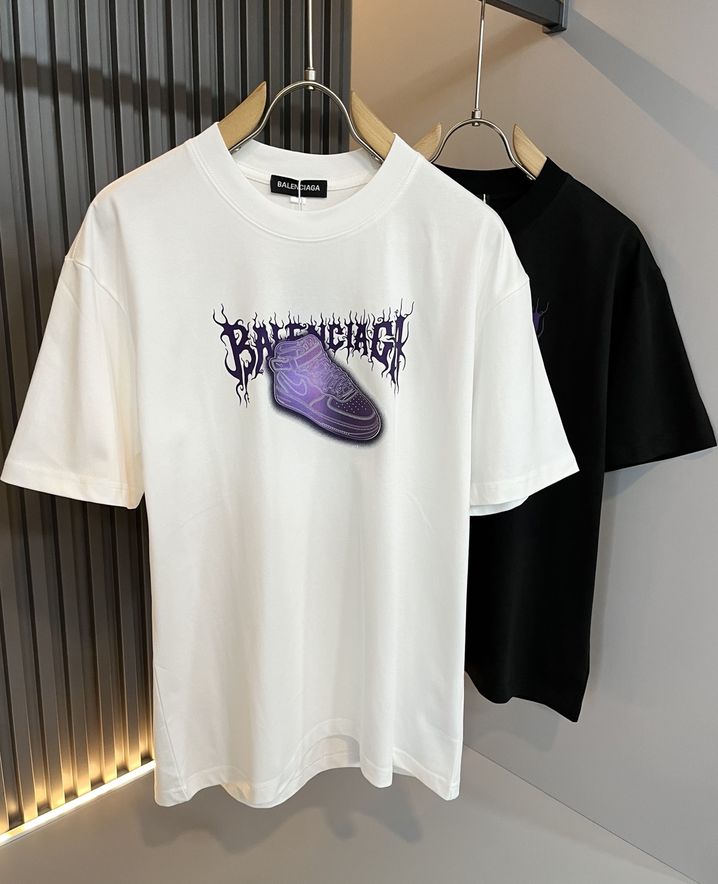 NO:485142,BALENCI*GA Paris* Home 2025 Spring and Summer New Men and Women's Same Short-Sleeve T-shirt!  Fashionable casual short-sleeved T-shirt with catwalk pattern prints!  Design logo glue pressing design!  The most designed and selected customer-supplied 260g pure cotton fabric, which feels soft and skin-friendly, is comfortable and breathable, and you can’t picky about the real thing!  Loose, small, shoulder-dead round neck cut, genderless couple mixed styles, opening up a new fashion charm!  Differentiate the market version of the high-end custom series!  Size M-4XL, balenciaga, T-shirt,tees, t-shirt,alexander wang19860909BALENCI*GA巴黎*家 2025春夏新款男女同款短袖T恤！走秀图案印花时尚休闲短袖T恤衫！设计logo压胶设计！极具设计精选客供260g纯棉面料,手感柔软亲肤,着身舒适透气性都无法挑剔,实物绝对会让你爱不释手！宽松小落肩的圆领版型裁剪,无性别主义的情侣混穿款式,打开全新的时装新韵味！区别市场版本高定系列！尺码M-4XL,,balenciaga,T-shirt,tees，t-shirt,alexander wang,Men's clothing