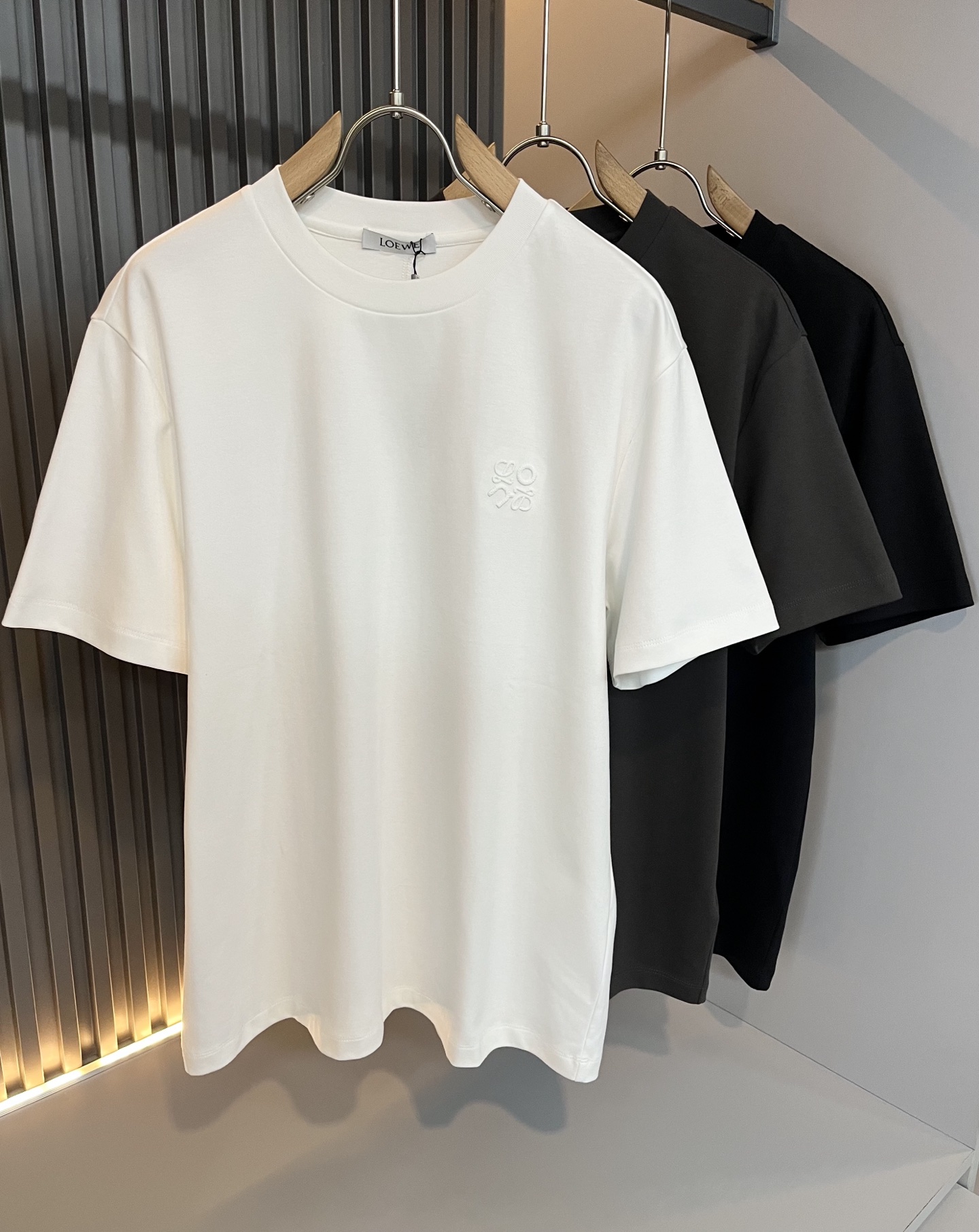 NO:485154,LOE*WE Luo*We 2025 spring and summer new short-sleeved T-shirt for men and women, original Italian order channel, very personalized and high-end style, logo logo pattern embroidery craft design!  Couple pure cotton short-sleeved T-shirt!  !  The latest fashion trends and popular products are here, and it is another simple and high-end fashion item. It is a fashion product with very high-end outfit charm. It is a must-have item for fashion trends!  Original Italian manufacturer channels, special-level orders, and released at the same time as Hong Kong, Macao and Taiwan buyers. This model is also the latest popular product of Luo Yiweijia this year and the most classic product. Its specifications and grades are beyond doubt!  !  The choice is very diverse, and it can be said that this model naturally has a fresh and natural feeling, showing the brand charm and high-end feeling. The texture of this model is very good, and the heavy weight and brilliant skin-friendliness that can be seen with hands are even better, and it is a complete enjoyment of wearing!  !  Size: M-5XL, loewe, loewe, T-shirt,tees, t-shirt,alexander wang19860909LOE*WE罗*威 2025春夏新款男女同款短袖T恤,意大利原厂订单渠道,极具个性高级风,标志logo图案刺绣工艺设计！情侣款纯棉短袖T恤！！最新时尚潮流人气产物驾到,又是一款简约高级的时尚单品,穿搭魅力十分高级不俗的时尚产物 ,时尚潮流必备单品！意大利原厂渠道,特供级别订单,同步港澳台买手店发布,此款也是罗意威家今年的最新人气产物,也是最经典的产物,其规格跟档次更是毋庸置疑！！ 选择极具多样化,言而喻此款自然具备那种清新自然的感觉,彰显品牌魅力与高级感,此款的质感十分的到位,用手可以感知的重磅跟出彩亲肤程度更是上佳,十足的穿着享受！！尺码: M-5XL,,loewe,loewe,T-shirt,tees，t-shirt,alexander wang,Men's clothing