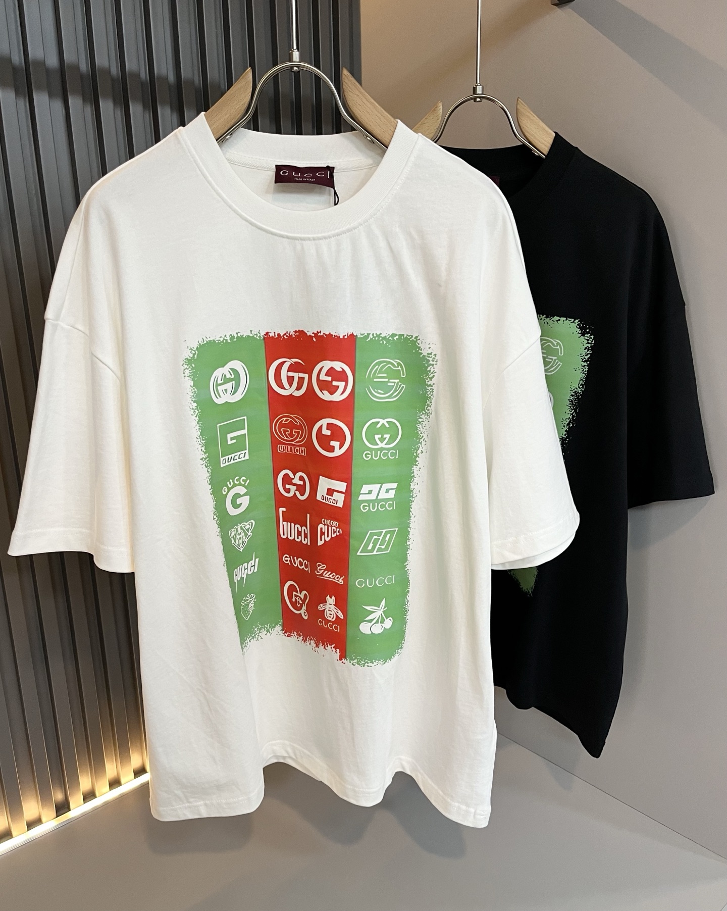 NO:487709,Gucc* Gujia 2025 spring and summer series basic round neck pullover short-sleeved T-shirt, men and women's couples casual loose cotton round neck short-sleeved T-shirt!  Trading companies have sparse channels and are released on the official website at the same time!  The latest series of spring and summer 2025, classic fashion design elements, injecting full vitality into the new series. This T-shirt is carefully selected for customers to use imported cotton fabrics. The fabric feels skin-friendly and soft and delicate, and the body logo is glued!  It has an extremely comfortable and breathable wearing experience. The whole item is very eye-catching and fashionable, and is deeply loved by young people today!  The loose round neck cut is a neutral style regardless of age and gender, suitable for matching all the styles and looks you need in your daily life!  It is recommended to wear couple outfits to go out on the street to make it more pleasing to the eye!  Size M-2XL, gucci, gucci, T-shirt, tees, t-shirt, alexander wang19860909Gucc*古家 2025春夏系列基础圆领套头短袖T恤,男女同情侣款休闲宽松棉质圆领短袖T恤衫！贸易公司渠道稀出,同步官网发售 ！ 2025春夏最新系列,经典时尚设计元素,为全新系列注入满满活力,这款T恤衫用心甄选客供进口棉面料制成,面料手感亲肤柔软细腻,衣身logo压胶设计！拥有着无比舒适透气性的穿着体验,整件单品极具吸睛度与时尚感,深受当下年轻人的喜爱！基础宽松的圆领版型裁剪,不分年龄与性别的中性款式,适合搭配你日常所需的所有风格与造型！建议搭配情侣装出街会更为养眼出色！尺码M-2XL,,gucci,gucci,T-shirt,tees，t-shirt,alexander wang,Men's clothing