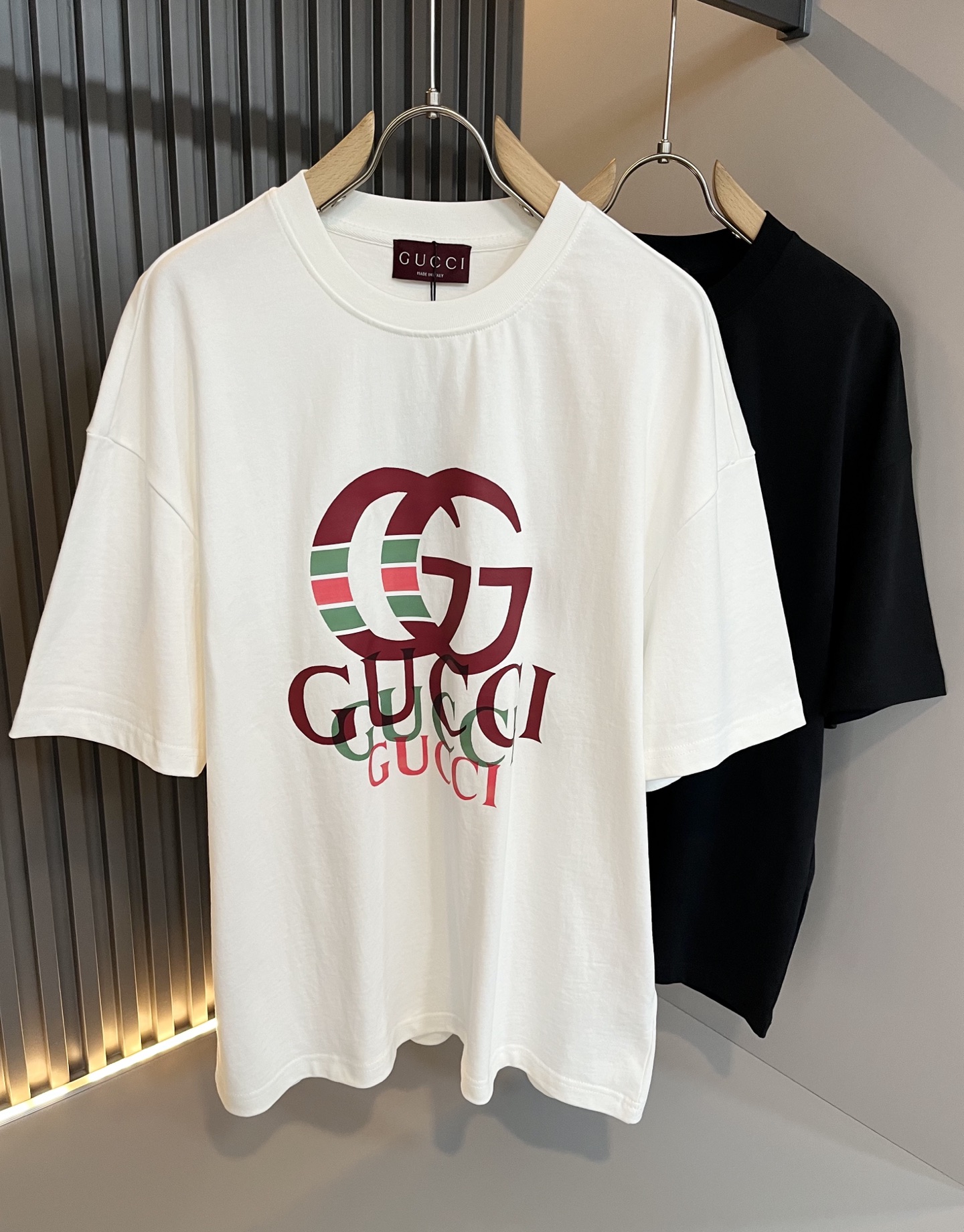 NO:486621,Gucc* Gujia Spring and Summer Series Basic Round Neck Pullover Short-sleeved T-shirt, Men and Women Couples Casual Loose Cotton Round Neck Short-sleeved T-shirt!  Trading companies have sparse channels and are released on the official website at the same time!  The latest spring and summer series, classic fashion design elements, injecting full vitality into the new series. This T-shirt is carefully selected for imported cotton fabrics. The fabric feels skin-friendly and soft and delicate, and the body logo is glued!  It has an extremely comfortable and breathable wearing experience. The whole item is very eye-catching and fashionable, and is deeply loved by young people today!  The loose round neck cut is a neutral style regardless of age and gender, suitable for matching all the styles and looks you need in your daily life!  It is recommended to wear couple outfits to go out on the street to make it more pleasing to the eye!  Size M-2XL, gucci, gucci, T-shirt, tees, t-shirt, alexander wang19860909Gucc*古家 春夏系列基础圆领套头短袖T恤,男女同情侣款休闲宽松棉质圆领短袖T恤衫！贸易公司渠道稀出,同步官网发售 ！ 春夏最新系列,经典时尚设计元素,为全新系列注入满满活力,这款T恤衫用心甄选客供进口棉面料制成,面料手感亲肤柔软细腻,衣身logo压胶设计！拥有着无比舒适透气性的穿着体验,整件单品极具吸睛度与时尚感,深受当下年轻人的喜爱！基础宽松的圆领版型裁剪,不分年龄与性别的中性款式,适合搭配你日常所需的所有风格与造型！建议搭配情侣装出街会更为养眼出色！尺码M-2XL,,gucci,gucci,T-shirt,tees，t-shirt,alexander wang,Men's clothing