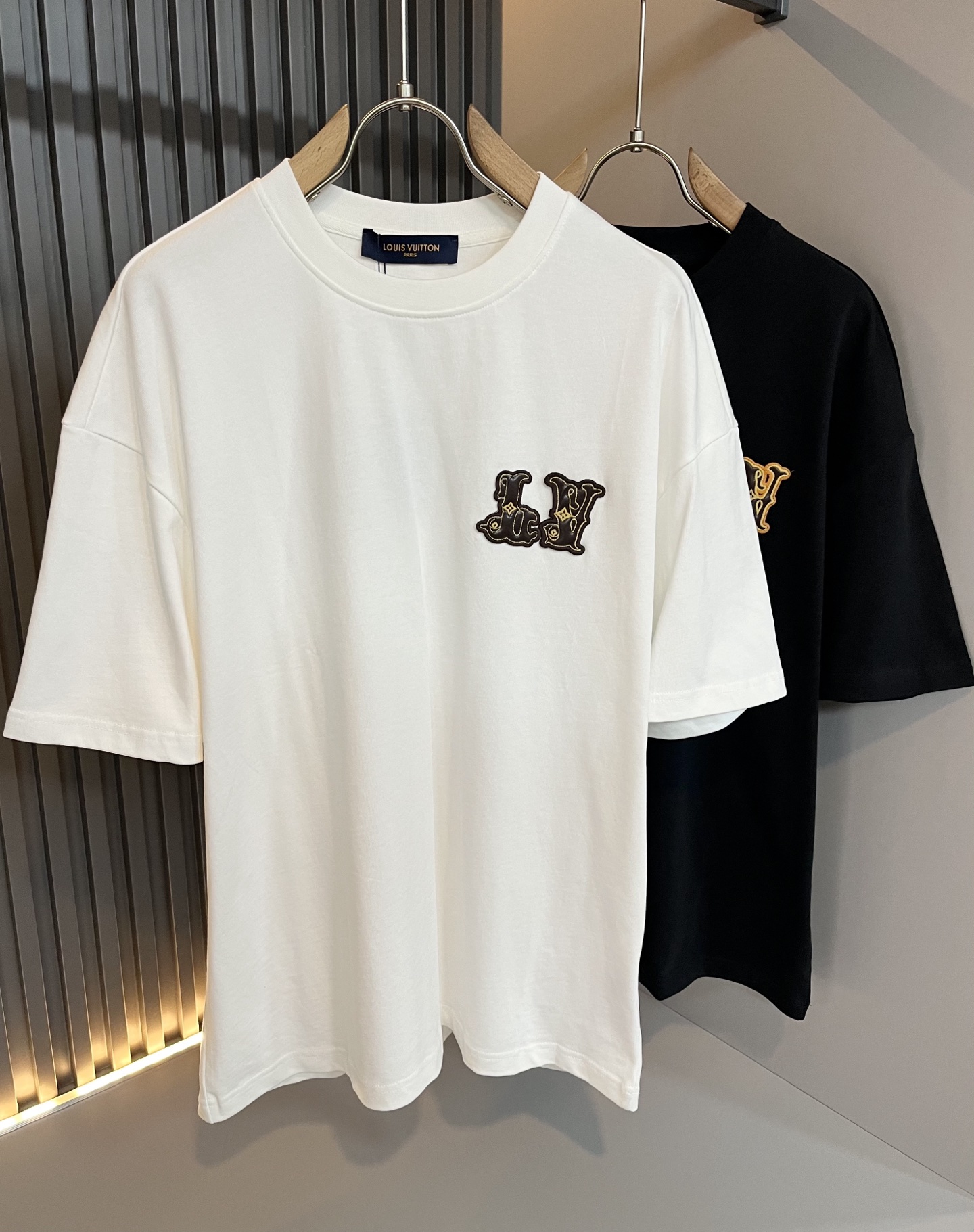 NO:486663,LouisVuitt*Louis*Deng The new spring and summer series of items are launched, a very fashionable and avant-garde short-sleeved T-shirt for men and women, with logo logo pattern and badge decoration!  Different from the past, it declares the design concept of brand inheritance!  Its eye-catchingness is no less than any classic style, perfectly presenting the fashionable, high-end and luxurious feeling in front of the world!  Made of imported 260 grams of cotton, selected high-quality pure cotton fabrics, soft and soft to the touch, the real thing is definitely beyond your imagination, close to the body and breathable, even if you sweat profusely, you will not feel greasy or stuffy, and will bring sweating and moisture absorption to the extreme!  Size M-2XL, louis vuitton,louis vuitton,t-shirt,tees,t-shirt,alexander wang19860909LouisVuitt*路易*登 春夏全新系列单品上线,非常时髦前卫的一款男女同款短袖T恤,标识logo图案徽章修饰！区别于以往的不同,宣示品牌传承的设计理念！其吸睛度完全不亚于任何经典款式,将时髦高级感与奢华感完美呈现在世人眼前！客供进口260克全棉材质制成,精选优质纯棉面料,触感软糯亲肤细腻,实物到手绝对超乎你的想象,贴身无比舒适透气,即便是汗流浃背也不会有腻身及闷热感可言,将排汗吸湿性发挥到了极致！尺码M-2XL,,louis vuitton,louis vuitton,T-shirt,tees，t-shirt,alexander wang,Men's clothing