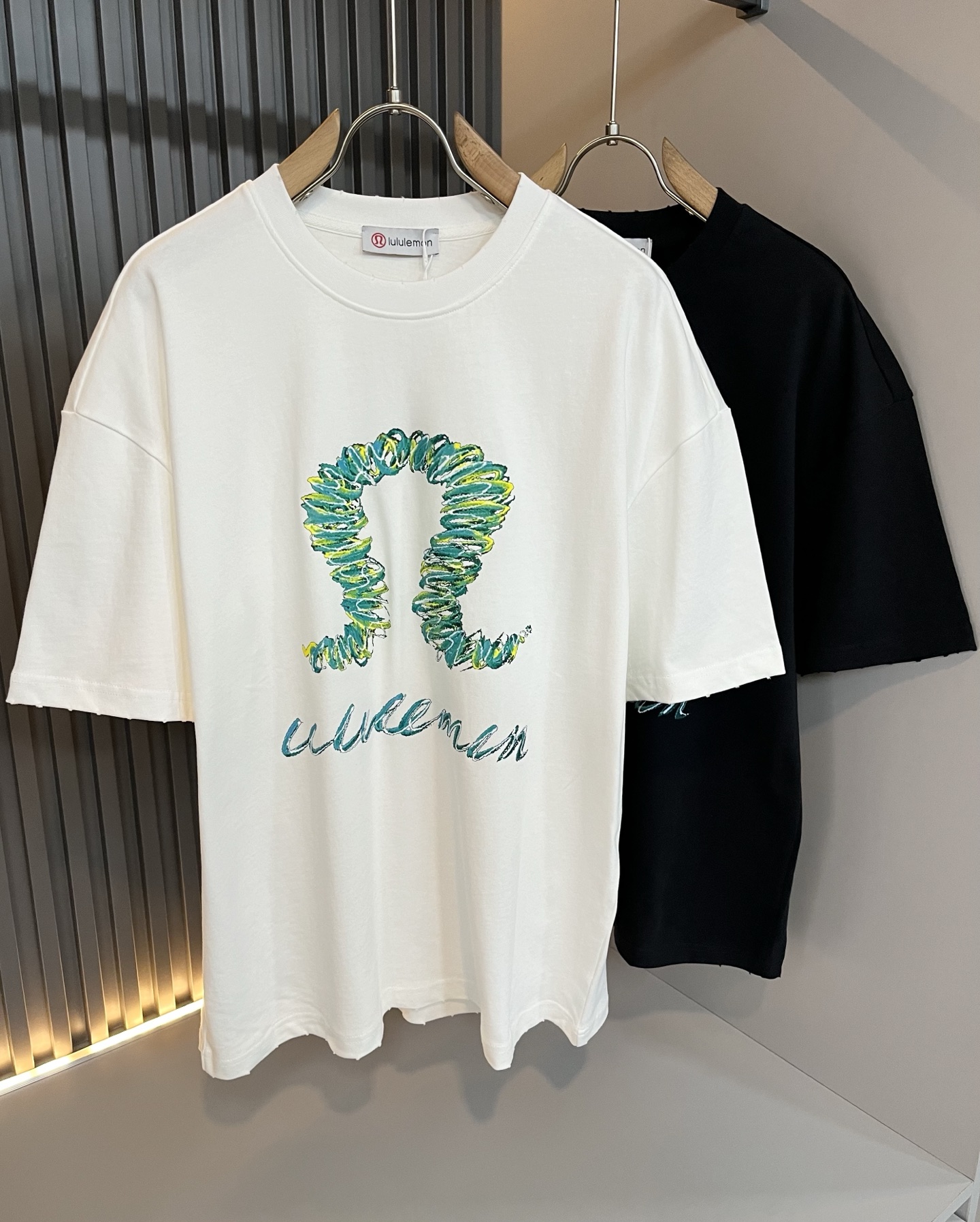 NO:485181,lululemon 2025 spring and summer new short-sleeved T-shirt for men and women, original Italian order channel, very personalized and high-end style, logo logo pattern printing craft design!  Couple pure cotton short-sleeved T-shirt!  !  The latest fashion trends and popular products are here, and it is another simple and high-end fashion item. It is a fashion product with very high-end outfit charm. It is a must-have item for fashion trends!  Original Italian manufacturer channels, special-level orders, and released at the same time as Hong Kong, Macao and Taiwan buyers. This model is also the latest popular product of Luo Yiweijia this year and the most classic product. Its specifications and grades are beyond doubt!  !  The choice is very diverse, and it can be said that this model naturally has a fresh and natural feeling, showing the brand charm and high-end feeling. The texture of this model is very good, and the heavy weight and brilliant skin-friendliness that can be seen with hands are even better, and it is a complete enjoyment of wearing!  !  Size: M-2XL, loewe, T-shirt,tees, t-shirt,alexander wang19860909lululemon 露露乐蒙 2025春夏新款男女同款短袖T恤,意大利原厂订单渠道,极具个性高级风,标志logo图案印花工艺设计！情侣款纯棉短袖T恤！！最新时尚潮流人气产物驾到,又是一款简约高级的时尚单品,穿搭魅力十分高级不俗的时尚产物 ,时尚潮流必备单品！意大利原厂渠道,特供级别订单,同步港澳台买手店发布,此款也是罗意威家今年的最新人气产物,也是最经典的产物,其规格跟档次更是毋庸置疑！！ 选择极具多样化,言而喻此款自然具备那种清新自然的感觉,彰显品牌魅力与高级感,此款的质感十分的到位,用手可以感知的重磅跟出彩亲肤程度更是上佳,十足的穿着享受！！尺码: M-2XL,,loewe,T-shirt,tees，t-shirt,alexander wang,Men's clothing