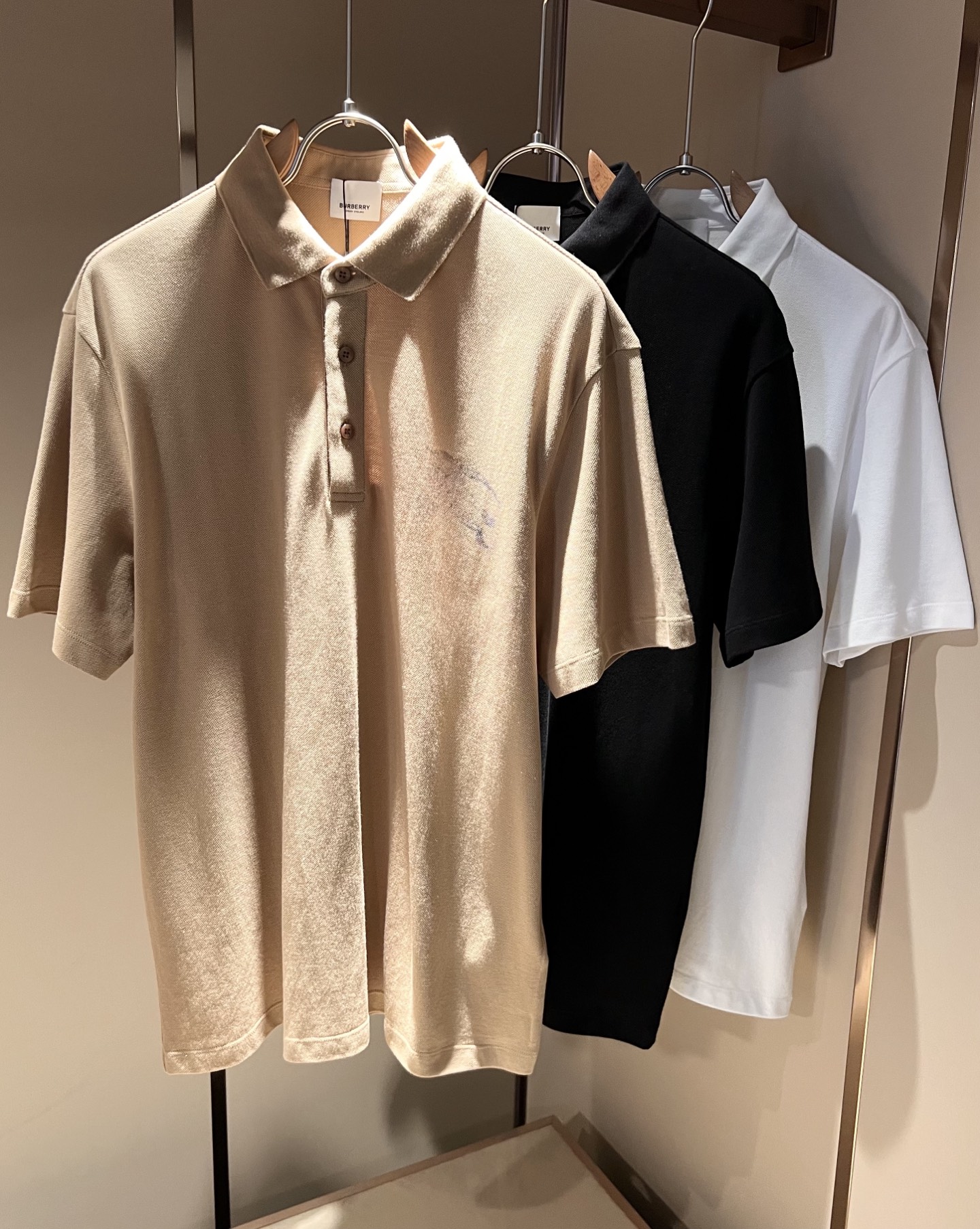 NO:485182,Bur*erry 2025 spring and summer new men's short-sleeved Polo shirt, the latest brand design element!  Neither monotonous nor complicated, it shows taste just right!  Customer-supplied top-quality custom bead flooring fabrics!  Comfortable, sweat-absorbing and breathable, the unique high-end fabric presents a simple and elegant temperament!  Front and rear logo pattern printing design!  Full three-dimensional! Standard cutting design!  Every detail is a synchronized with high-end fashion. Size: M-4XL, burberry, T-shirt, alexander wang19860909Bur*erry 巴*莉 2025春夏新款男士短袖Polo衫,品牌最新设计元素！既不单调也不复杂,恰到好处的展现品味！客供顶级定制珠地棉面料！舒适吸汗透气根本不在话下,面料独具的高奢感呈现简约优雅气质！前后logo图案印花设计！饱满立体!标准裁剪设计！每一处细节都是与高端时尚同步的体现.尺码:M-4XL,,burberry,T-shirt,alexander wang,Men's clothing