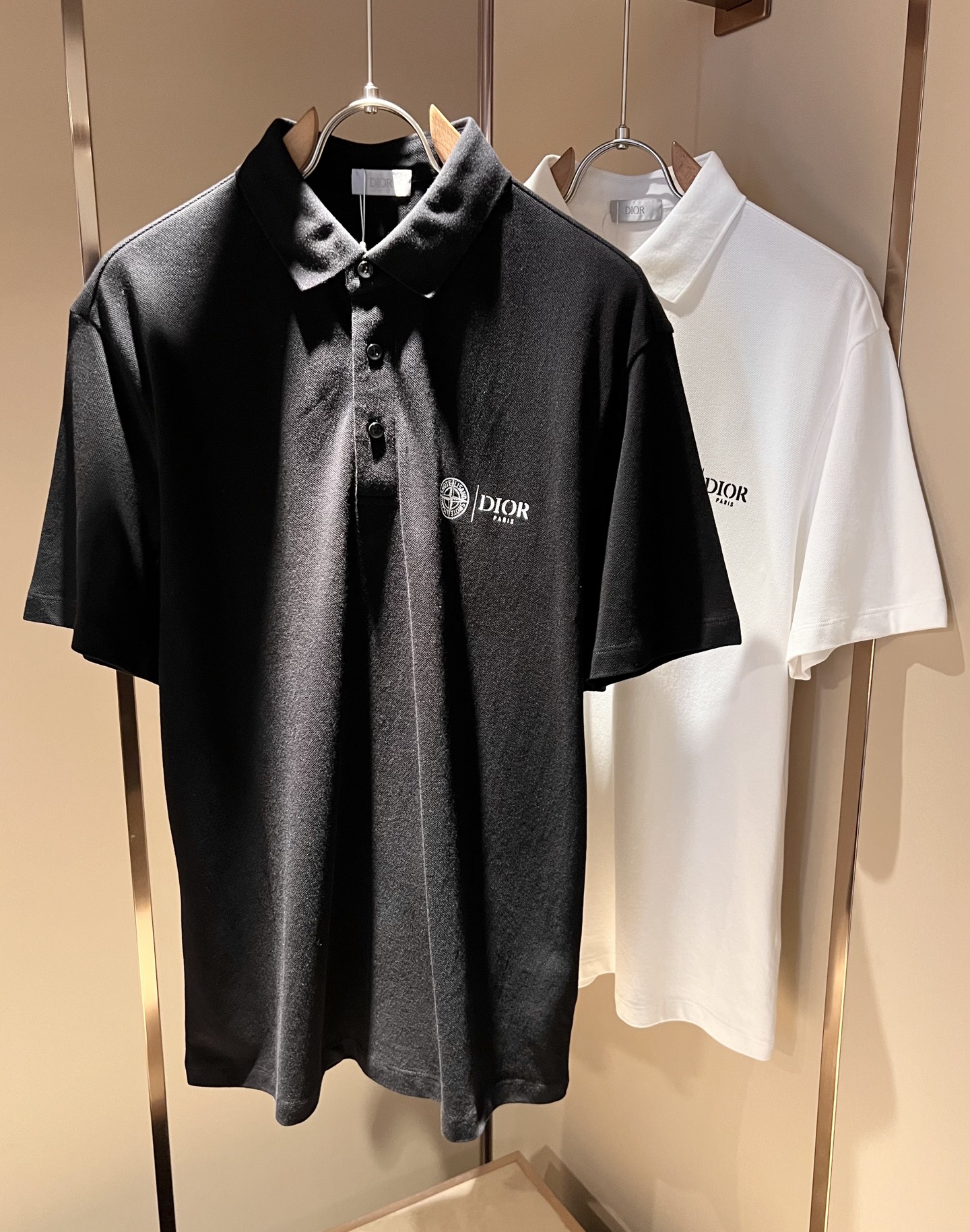 NO:485213,Di*r Dijia New Men's Polo Shirt in 2025 Spring and Summer, simple solid color and fashionable styles, many design celebrities have an inseparable sentiment for solid color. This is a tribute to tradition and a nostalgia for mood~ In fact, most of the nostalgia of the design also determines the tone of the work. The work I want to talk about today is a new work brought by Dio*~ It can be said to be a business-friendly and casual style work. The shoulders are simple and iconic logo print design!  The exquisite workmanship is worth savoring, and it can be said to be an extremely accurate and simple style tone. A simple and casual tone is already very accurate. Imported bead floor cotton fabric has a soft and comfortable texture. The classic POLO shirt lapel design is impeccable. It is not monotonous and also more high-end. What originally exudes a fashionable temperament, coupled with its soft and comfortable fabric, the dressing experience of the whole work has gone to a higher level~ The control of style and the stone hammer of the tone is very accurate!  !  The first choice for shopping is OK~~Exclusive to the entire network, size M-4XL, dior, dior, alexander wang19860909Di*r迪家 2025春夏新款男士Polo衫,简约纯色时尚款不乏有许多设计大咖们都对于纯色都有着难以割舍的情怀.这是一种对于传统的致敬,也是一种对于情调的怀旧~其实,设计的怀旧感很大部分也决定了作品的基调.今天要说的这件作品,就是由Dio*带来的新作~~可以说是一件可商务可休闲的风格作品.肩膀简单标志性logo印花设计！精致的做工值得细品,可以说是一次极为准确的简洁风定调.一种简洁&休闲的基调已经十分准确了.进口珠地棉面料,质地柔软舒适.经典POLO衫翻领设计,做工无可挑剔.不单调的同时更显高端.本来散发的就是一种时尚的气质,再加上其柔软舒适的面料,整件作品的穿搭体验,更上一层楼~对于风格的把控以及基调的石锤,更是非常只准确！！剁手首选好吧~~全网独家,尺码M-4XL,,dior,dior,alexander wang,Men's clothing