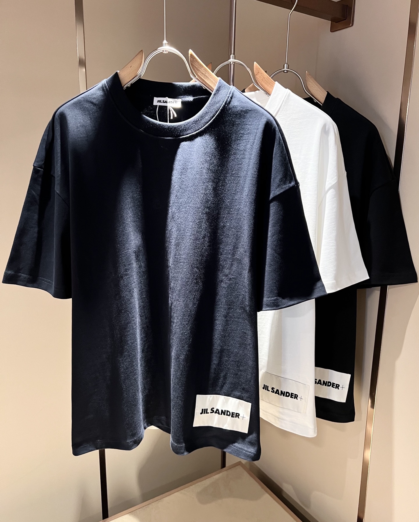 NO:485233,JIL SANDER 2025 spring and summer new short-sleeved T-shirt outdoor brands for men and women, perhaps the first thing that comes to mind is Canadian goose and Archaeopteryx. It gives people a feeling of trying out the label!  In addition to being quite accomplished in style design, the most obvious or most expert should be to have deeper and unique insights and attainments in fabrics. Through continuous structural research and problem-solving, and characterized by unique research on fabrics, these alone are enough to support it to become the first new logo brand image in the clothing manufacturing industry. This model uses air cotton material!  The fabric after the seiko blending feels smooth and soft, and it has both natural beauty and comfort. The large body style is cut cleanly and cleanly, and the fabric shows a different hazy structural beauty. It is made of exclusive mold customization. The fabric and its technology test the workers, can be smooth and smooth without wrinkles!  Logo logo pattern glue pressing process design!  It really tests the handmade work of every master!  It makes the whole clean and neat, without leaving any thread. Now men who pursue life are more refined in life!  Size S-2XL, jil sanderarc'teryx, T-shirt,tees, t-shirt,alexander wang19860909JIL SANDER 2025春夏新款男女同款短袖T恤户外品牌可能大家第一想到的就是加拿大鹅、始祖鸟.给人一种标签试的感觉！除了在款式设计上颇有造诣之外,最明显或者说最为拿手的,应该就是在面料上的拥有更深独特见解跟造诣了.通过不断地结构研究和问题处理,在以面料独特研究为特征,仅凭这些就已经足以支撑其成为服装制造行业中,首屈可数的新标志品牌形象.此款采用的空气棉材质！通过精工混纺之后的面料,手感细滑柔软,同时兼具自然美感跟舒适度.大身上版型裁剪简洁干净,面料上显现出了不一样朦胧的结构性美感来.独家开模定制而成,面料及其考验工人的技术,能做到平整服帖又不起皱！标志logo图案压胶工艺设计！真的是很考验每位师傅的手工制作！使得整体干净利索,不留一丝线头.现在对于生活有所追求的男性也在生活中更为精致！尺码S-2XL,,jil sanderarc'teryx,T-shirt,tees，t-shirt,alexander wang,Men's clothing