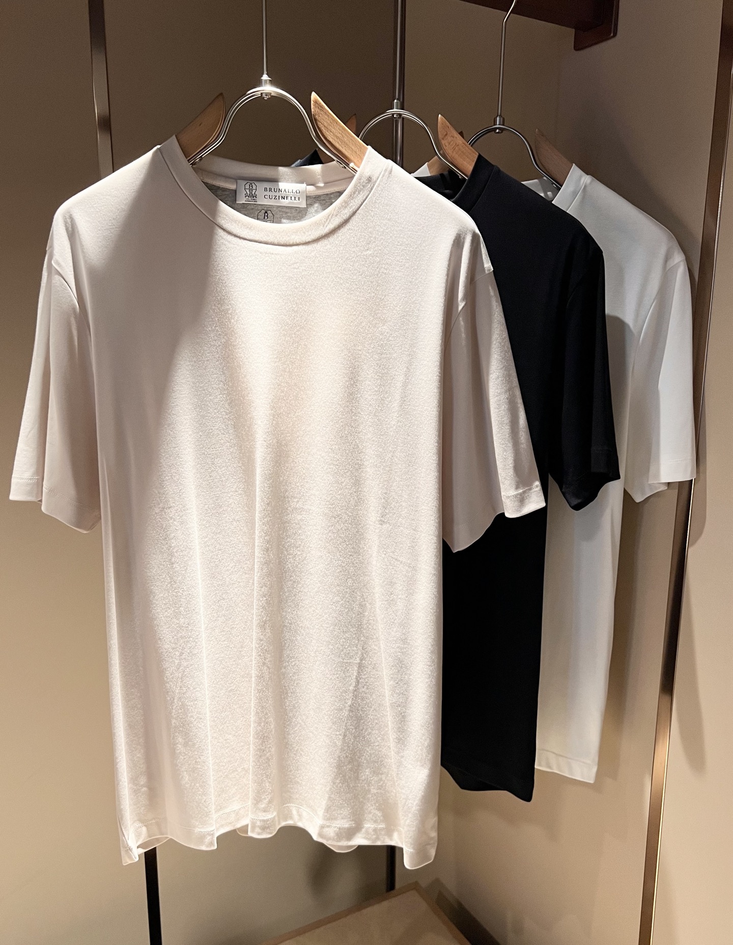 NO:485188,BC-Brunello Cucineli 2025 spring and summer new men's short-sleeved T-shirt, a fashionable and versatile item that many celebrities love to wear!  The neckline LOGO glue is super beautiful. Friends who like classic and simple must not miss this one!  The calm and atmospheric brand style has always been favored by the upper class! It is also the best choice for fashionable items!  The upper body is so handsome, highly recommended!  !  !  In addition to its brand added value, the biggest attraction of this short sleeve is that this short sleeve has a high cost-effectiveness in terms of color and material!  Customized original exclusive fabric material design!  Environmentally friendly washing, customized fabrics, pre-shrinkage treatment to ensure a crisp style. The combed cotton fabric feels super soft and smooth and sweat-absorbing!  The wash water does not deform, the feel is comfortable and smooth, the upper body is soft and comfortable, the classic and fashionable design is simple and not complicated, and it is very pleasing to the eye!  Code number M-3XL, brunello cucinelli, T-shirt, tees, t-shirt, alexander wang19860909BC-Brunello Cucineli 2025春夏新款男士短袖T恤,众多明星都爱穿的时尚百搭单品！领口LOGO压胶超级好看,喜欢经典简约的朋友,一定不能错过了这款！沉稳大气的品牌风格一直以来备受上层人士的青睐!也是时尚单品的不二之选！ 上身帅到爆了,强烈推荐！！！这件短袖最大的吸引力除了他本身的品牌附加值,更加肯定的是这款短袖无论在颜色搭配还是材质上都有很高的性价比！ 定制原版专属面料材质设计！环保水洗,定制面料,预缩处理,确保版型的挺括,精梳棉面料手感超柔顺滑又吸汗！洗水不变形,手感舒适顺滑,上身柔和舒适,经典的时尚设计,精简不繁,很是耐看！码数M-3XL,,brunello cucinelli,T-shirt,tees，t-shirt,alexander wang,Men's clothing