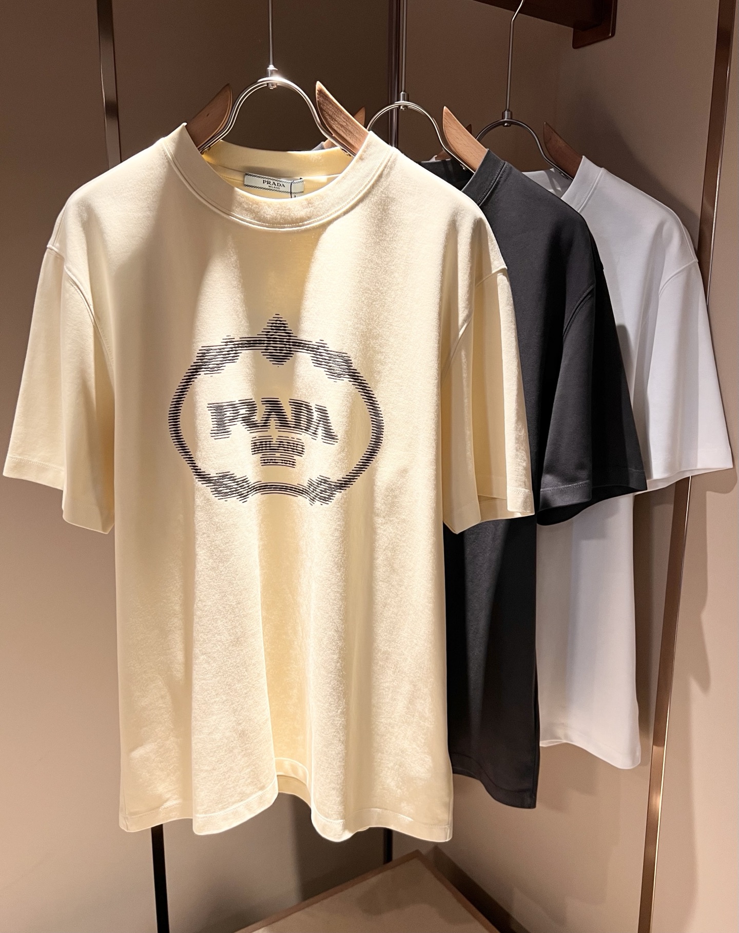 NO:485240,PRAD*A Pu*da 2025 spring and summer new short-sleeved T-shirt for men and women, the latest model is exclusively available on the entire network!  !  ~ It is classic and fashionable and versatile, who doesn’t like it? Show the classic again, it is very pleasing to the eye, and it comes with a low luxury halo and recognition!  Pr*da's traditional brand concept and modern advanced technology are perfectly combined. Coupled with the extremely modern and modern minimalist design, P-family exclusive logo pattern design!  Customized 100% imported pure cotton fabric!  The texture of this model is quite touching, the specifications and grades are known with tentacles. The degree of delicateness and breathability are top-notch!  Size M-3XL, prada, T-shirt,tees, t-shirt,alexander wang19860909PRAD*A普*达2025春夏新款男女同款短袖T恤,最新款全网独家首上！！~既经典有时尚百搭,谁不爱啊,将经典再次展现,非常的耐看,自带低奢光环与辨识度！Pr*da传统的品牌理念和现代化的先进技术进行了完美结合.加上极其现代摩登风范的简约设计,p家专属logo图案设计！定制百分百进口纯棉面料！此款的质感相当感人 触手便知规格档次 细腻程度与透气效果堪称顶级！尺码M-3XL,,prada,T-shirt,tees，t-shirt,alexander wang,Men's clothing