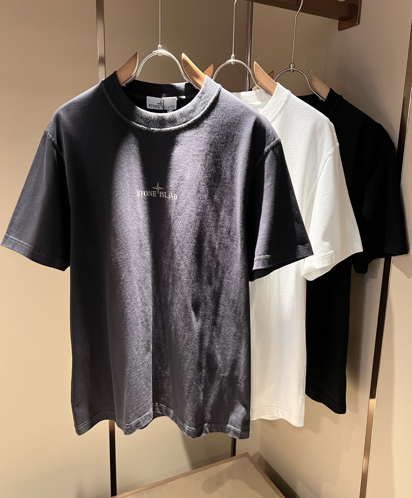 NO:485227,StoneIsland 2025 spring and summer new short-sleeved T-shirt for men and women, and the counter will be released simultaneously!  Customized exclusive 260g pure cotton fabric, customized original craft threads, chest logo pattern printing craft design!  Simple and generous, calm and versatile, extremely high-end, perfectly integrated with fashion and style, a top fashionable style that perfectly suits the outside wear!  The overall feeling is natural!  The ultimate classic versatile short-sleeved T-shirt is designed with the latest three-dimensional letter logo elements!  The ultimate perfection of heavy industry!  Fans who pursue high quality are please buy them by themselves, and all fans who know the goods are invited to appreciate this model together!  !  Size M-3XL, T-shirt,tees,t-shirt,alexander wang19860909StoneIsland 石头岛2025春夏新款男女同款短袖T恤,专柜同步发售！定制专属260克纯棉面料,定制原版工艺螺纹,胸前logo图案印花工艺设计！简约大方,从容百搭,档次极高,完美融入时尚还有风情感一款完美符合外穿的顶尖时髦气质款！整体给人浑然天成的感觉！极致经典的百搭型短袖T恤,采用最新的立体字母logo元素设计！极致的重工极致的完美！追求高品质的粉丝们请自行抢购,诚邀所有识货的粉丝一同鉴赏此款！！尺码M-3XL,,T-shirt,tees，t-shirt,alexander wang,Men's clothing