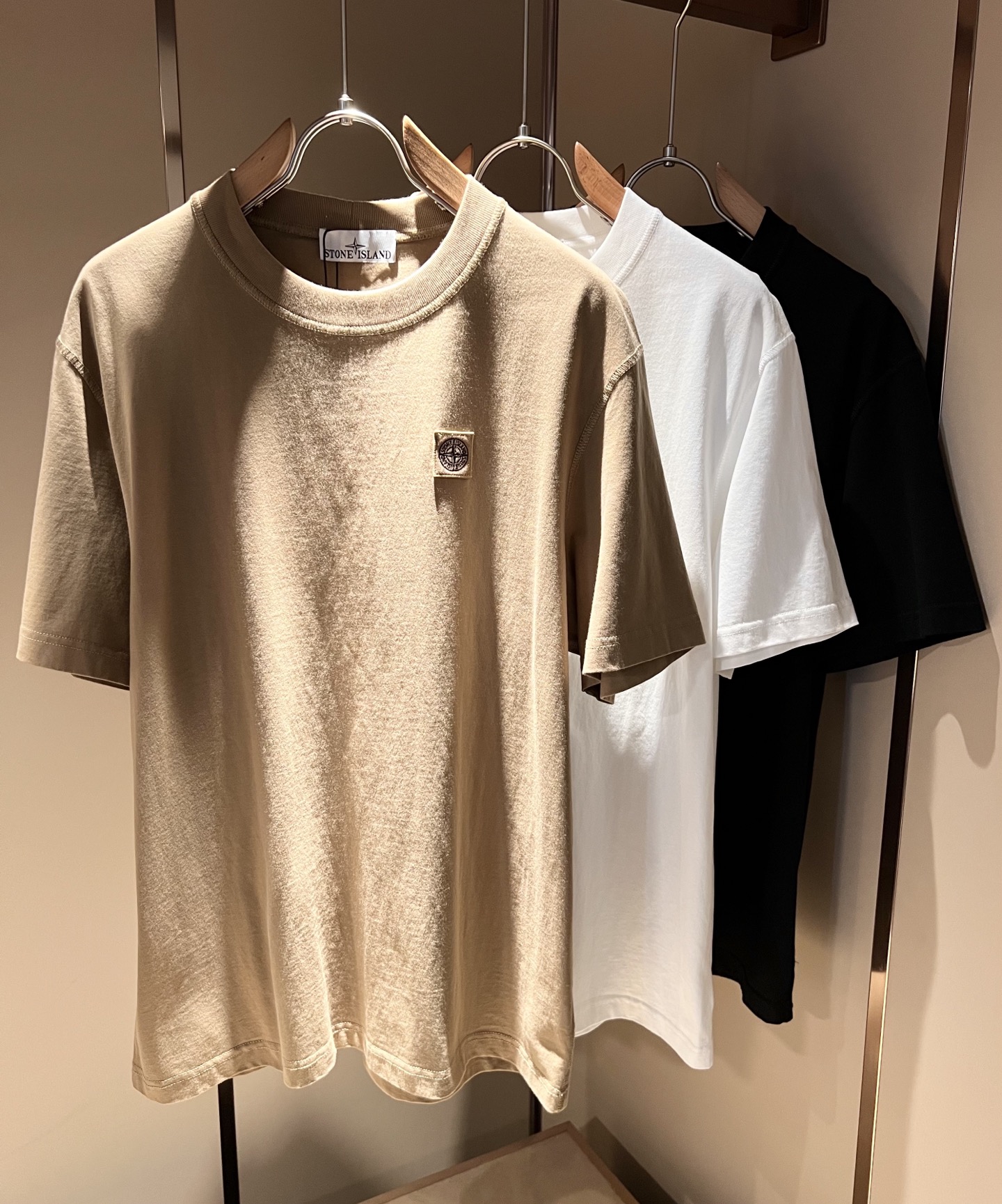 NO:485200,StoneIsland 2025 spring and summer new short-sleeved T-shirt for men and women, and the counter will be released simultaneously!  Customized exclusive 260g pure cotton fabric, customized original craft threads, chest logo pattern embroidery craft design!  Simple and generous, calm and versatile, extremely high-end, perfectly integrated with fashion and style, a top fashionable style that perfectly suits the outside wear!  The overall feeling is natural!  The ultimate classic versatile short-sleeved T-shirt is designed with the latest three-dimensional letter logo elements!  The ultimate perfection of heavy industry!  Fans who pursue high quality are please buy them by themselves, and all fans who know the goods are invited to appreciate this model together!  !  Size M-3XL, T-shirt,tees,t-shirt,alexander wang19860909StoneIsland 石头岛2025春夏新款男女同款短袖T恤,专柜同步发售！定制专属260克纯棉面料,定制原版工艺螺纹,胸前logo图案刺绣工艺设计！简约大方,从容百搭,档次极高,完美融入时尚还有风情感一款完美符合外穿的顶尖时髦气质款！整体给人浑然天成的感觉！极致经典的百搭型短袖T恤,采用最新的立体字母logo元素设计！极致的重工极致的完美！追求高品质的粉丝们请自行抢购,诚邀所有识货的粉丝一同鉴赏此款！！尺码M-3XL,,T-shirt,tees，t-shirt,alexander wang,Men's clothing