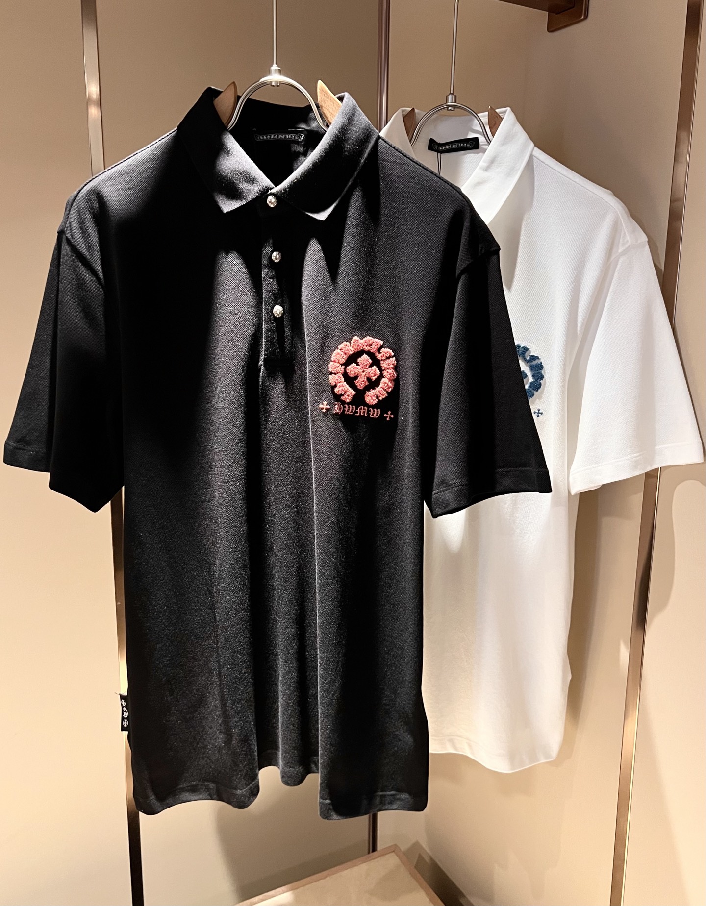 NO:485253,Chrome Hear*s 2025 Spring and Summer New Limited Edition 2025 Short-sleeved Polo Shirt, Recommended for Cracked Wall!  The fashionable and arrogant Chrome Hear*s is favored by the whole world. SS is a hot topic, with classic short-sleeved T-shirt elements, and a chest flocking logo design!  Full of fashionable luxury style, exuding a charming sense of art!  Large and lazy, high-end exclusive double mercerated bead flooring material for customer supply!  Super comfortable upper body!  Large oversized shoulder-falling!  Men and women are the same style!  Color black white Size M-3XL, chrome hearts, T-shirt, alexander wang19860909Chrome Hear*s 克*心 2025春夏新品限量版克*心短袖Polo衫,墙裂推荐！时尚傲娇的Chrome Hear*s,被全世界宠幸着.SS引爆款,经典克*心元素断绝短袖T,胸前植绒logo工艺设计！充满了时尚的奢华风,散发着迷人的艺术感！宽大慵懒,客供高端专属双丝光珠地棉材质！上身超级舒适！大廓形大落肩！男女同款入！颜色黑色 白色 尺码M-3XL,,chrome hearts,T-shirt,alexander wang,Men's clothing