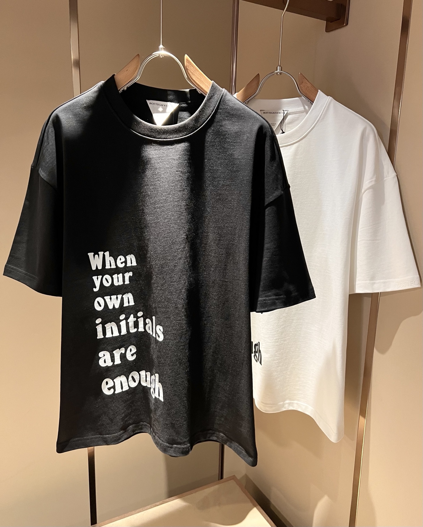 NO:485246,BottegaVene*a Bao*jia 2025 spring and summer new men's short-sleeved T-shirt, this is the most awesome solid color high-quality fabric so far this year!  !  !  Logo pattern printing design for clothes!  These alone are enough to beat the ordinary styles on the market. BV is really going to be fully powered this year!  Botte**Veneta 2025 Spring and Summer Series, orders from Taiwan trading companies, and available in Hong Kong Lane Crawford. The unique design style is simple and elegant. Nowadays, only the original single trading company dares to make many colors that match the counter to meet all the matching needs of men!  !  The details are in place and are reflected in the natural light. You can see this at a glance and instantly improve the texture of the clothes. And the fabric of this clothes took 6 months!  !  !  Size S-2XL, bottega veneta, bottega veneta, T-shirt,tees, t-shirt,alexander wang19860909BottegaVene*a宝*嘉 2025春夏新款男士短袖T恤,这是今年目前为止最牛批的一款纯色高品质面料！！！衣身logo图案印花设计！光是这些就足够吊打市面上那些一般的款式了,BV今年是真的要火力全开了！Botte**Veneta 2025春夏系列,来自台湾贸易公司的订单,香港连卡佛也有售.独特的设计风格简约大气,这年头也只有原单贸易公司才敢做出足以匹敌专柜的诸多颜色来,满足一切男士的搭配需求！！细节到位自然光下体现的淋漓尽致.这个您入手一目了然,瞬间提升了衣服的质感.并且此款衣服面料,耗时6个月！！！尺码 S-2XL,,bottega veneta,bottega veneta,T-shirt,tees，t-shirt,alexander wang,Men's clothing