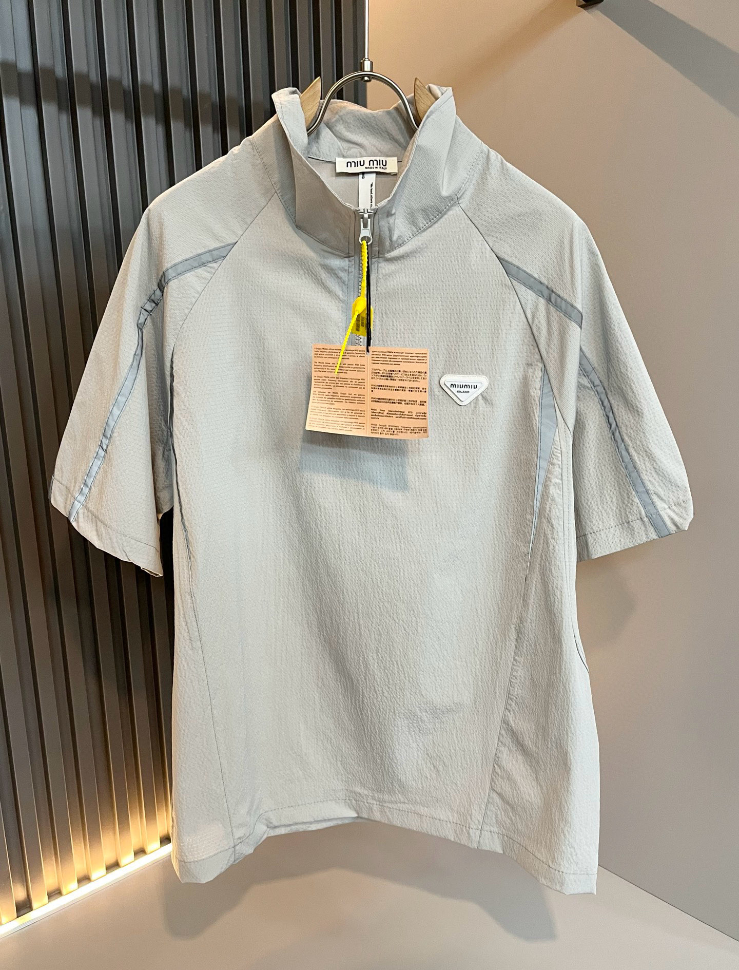 NO:485136,MIUMIU Misunderstanding 2025 Spring and Summer New Men and Women's Equivalent Casual Set, the latest design elements of the brand!  Neither monotonous nor complicated, it shows taste just right!  Customer-supplied hardware logo design!  Polyester fabric design!  Comfortable, sweat-absorbing and breathable, the unique high-end fabric presents a simple, elegant temperament and full three-dimensional! Standard cutting design!  Every detail is a synchronized with high-end fashion. Size: M-3XL, miumiu, alexander wang19860909MIUMIU 谬谬2025春夏新款男女同款休闲套装,品牌最新设计元素！既不单调也不复杂,恰到好处的展现品味！客供五金logo设计！聚酯纤维面料设计！舒适吸汗透气根本不在话下,面料独具的高奢感呈现简约优雅气质饱满立体!标准裁剪设计！每一处细节都是与高端时尚同步的体现.尺码:M-3XL,,miumiu,alexander wang,Men's clothing