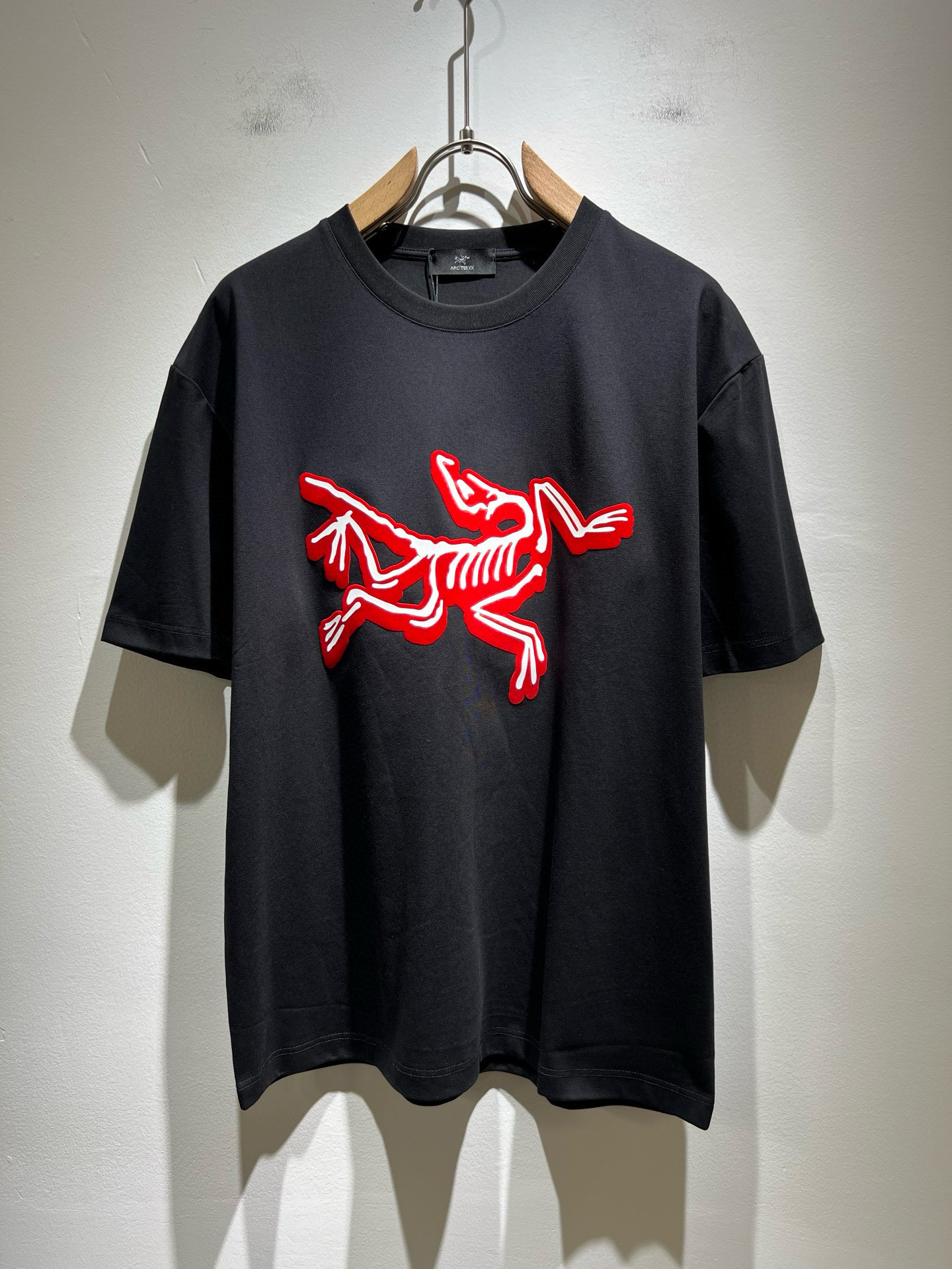 NO:485264,ARCTER*X Original Archaeological Bird 2025 spring and summer new short-sleeved T-shirt outdoor brands for men and women, perhaps the first thing that comes to mind is Canadian goose and Archaeological Bird. It gives people a feeling of trying out the label!  In addition to being quite accomplished in style design, the most obvious or most expert should be to have deeper and unique insights and attainments in fabrics. Through continuous structural research and problem-solving, and characterized by unique research on fabrics, these alone are enough to support it to become the first new logo brand image in the clothing manufacturing industry. This model uses air cotton material!  The fabric after the seiko blending feels smooth and soft, and it has both natural beauty and comfort. The large body style is cut cleanly and cleanly, and the fabric shows a different hazy structural beauty. It is made of exclusive mold customization. The fabric and its technology test the workers, can be smooth and smooth without wrinkles!  Logo logo pattern glue pressing process design!  It really tests the handmade work of every master!  It makes the whole clean and neat, without leaving any thread. Now men who pursue life are more refined in life!  Size M-3XL, arc'teryx, T-shirt,tees, t-shirt,alexander wang19860909ARCTER*X始*祖鸟 2025春夏新款男女同款短袖T恤户外品牌可能大家第一想到的就是加拿大鹅、始祖鸟.给人一种标签试的感觉！除了在款式设计上颇有造诣之外,最明显或者说最为拿手的,应该就是在面料上的拥有更深独特见解跟造诣了.通过不断地结构研究和问题处理,在以面料独特研究为特征,仅凭这些就已经足以支撑其成为服装制造行业中,首屈可数的新标志品牌形象.此款采用的空气棉材质！通过精工混纺之后的面料,手感细滑柔软,同时兼具自然美感跟舒适度.大身上版型裁剪简洁干净,面料上显现出了不一样朦胧的结构性美感来.独家开模定制而成,面料及其考验工人的技术,能做到平整服帖又不起皱！标志logo图案压胶工艺设计！真的是很考验每位师傅的手工制作！使得整体干净利索,不留一丝线头.现在对于生活有所追求的男性也在生活中更为精致！尺码M-3XL,arc'teryx,T-shirt,tees，t-shirt,alexander wang,Men's clothing