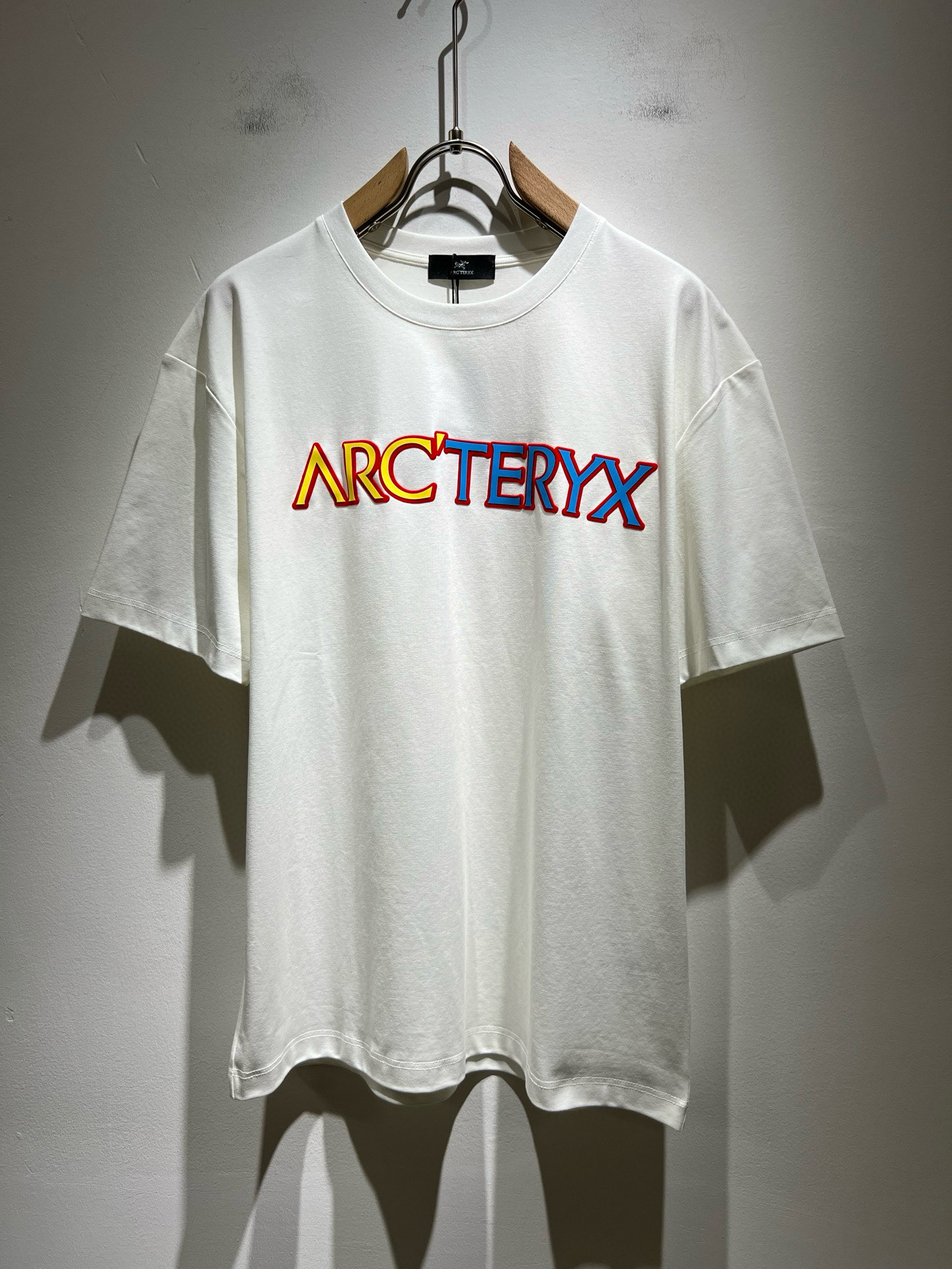 NO:485236,ARCTER*X Original Archaeological Bird 2025 spring and summer new short-sleeved T-shirt outdoor brands for men and women, perhaps the first thing that comes to mind is Canadian goose and Archaeological Bird. It gives people a feeling of trying out the label!  In addition to being quite accomplished in style design, the most obvious or most expert should be to have deeper and unique insights and attainments in fabrics. Through continuous structural research and problem-solving, and characterized by unique research on fabrics, these alone are enough to support it to become the first new logo brand image in the clothing manufacturing industry. This model uses air cotton material!  The fabric after the seiko blending feels smooth and soft, and it has both natural beauty and comfort. The large body style is cut cleanly and cleanly, and the fabric shows a different hazy structural beauty. It is made of exclusive mold customization. The fabric and its technology test the workers, can be smooth and smooth without wrinkles!  Logo logo pattern glue pressing process design!  It really tests the handmade work of every master!  It makes the whole clean and neat, without leaving any thread. Now men who pursue life are more refined in life!  Size M-3XL, arc'teryx, T-shirt,tees, t-shirt,alexander wang19860909ARCTER*X始*祖鸟 2025春夏新款男女同款短袖T恤户外品牌可能大家第一想到的就是加拿大鹅、始祖鸟.给人一种标签试的感觉！除了在款式设计上颇有造诣之外,最明显或者说最为拿手的,应该就是在面料上的拥有更深独特见解跟造诣了.通过不断地结构研究和问题处理,在以面料独特研究为特征,仅凭这些就已经足以支撑其成为服装制造行业中,首屈可数的新标志品牌形象.此款采用的空气棉材质！通过精工混纺之后的面料,手感细滑柔软,同时兼具自然美感跟舒适度.大身上版型裁剪简洁干净,面料上显现出了不一样朦胧的结构性美感来.独家开模定制而成,面料及其考验工人的技术,能做到平整服帖又不起皱！标志logo图案压胶工艺设计！真的是很考验每位师傅的手工制作！使得整体干净利索,不留一丝线头.现在对于生活有所追求的男性也在生活中更为精致！尺码M-3XL,arc'teryx,T-shirt,tees，t-shirt,alexander wang,Men's clothing