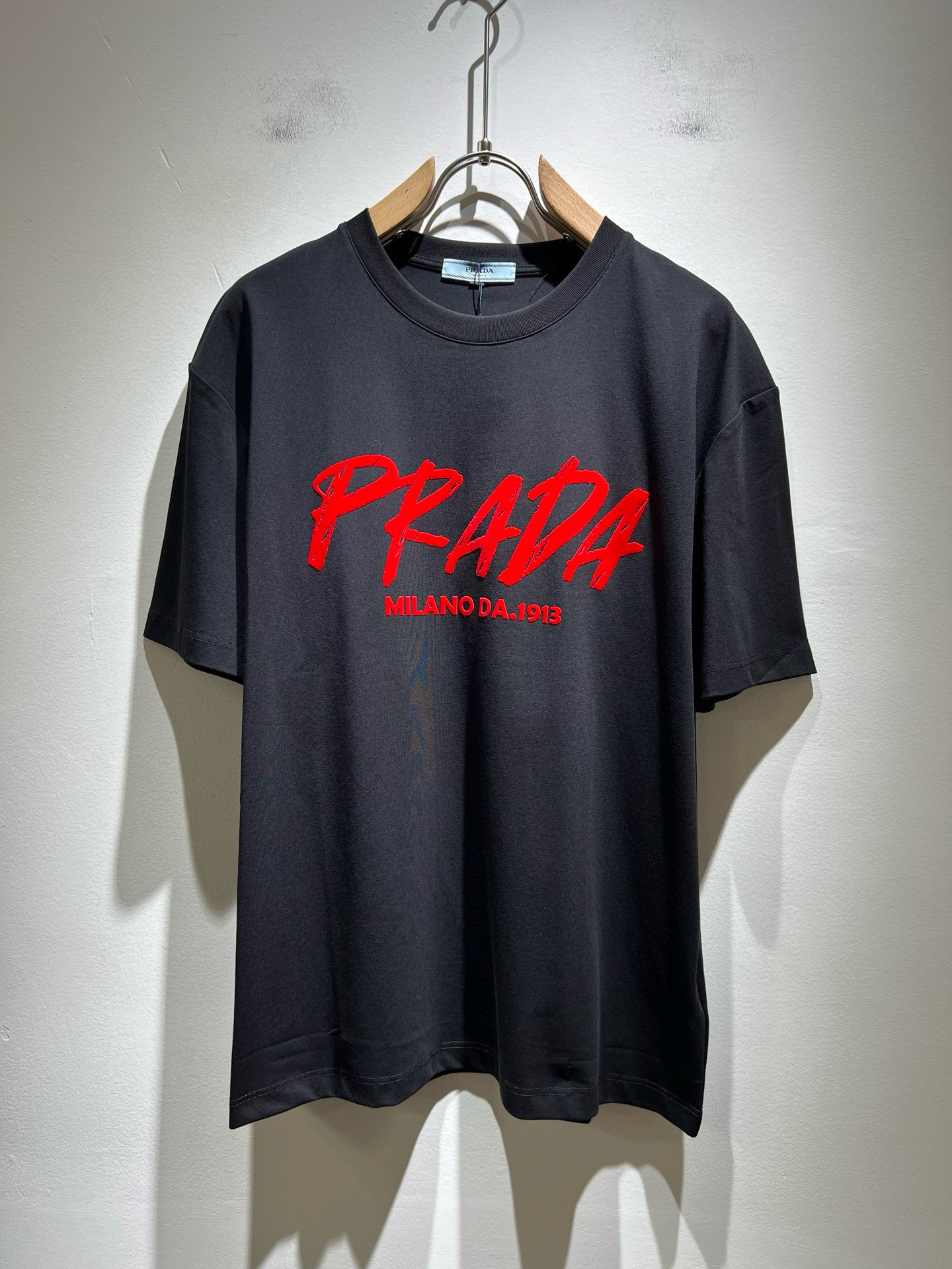 NO:487159,PRAD*A Pu*da 2025 spring and summer new short-sleeved T-shirt for men and women, the latest model is exclusively available on the entire network!  !  ~ It is classic and fashionable and versatile, who doesn’t like it? It will show the classic again. It is very pleasing to the eye and comes with a low luxury halo and recognition!  Pr*da's traditional brand concept and modern advanced technology are perfectly combined. Coupled with the extremely modern and simple design, the p-fabricated logo pattern design is exclusive to the p-fabricated logo!  Customized 100% imported pure cotton fabric!  The texture of this model is quite touching, the specifications and grades are known with tentacles. The degree of delicateness and breathability are top-notch!  Size M-3XL, prada, T-shirt,tees, t-shirt,alexander wang19860909PRAD*A普*达2025春夏新款男女同款短袖T恤,最新款全网独家首上！！~既经典有时尚百搭,谁不爱啊,将经典再次展现,非常的耐看,自带低奢光环与辨识度！Pr*da传统的品牌理念和现代化的先进技术进行了完美结合.加上极其现代摩登风范的简约设计,p家专属logo图案压绒设计！定制百分百进口纯棉面料！此款的质感相当感人 触手便知规格档次 细腻程度与透气效果堪称顶级！尺码M-3XL,,prada,T-shirt,tees，t-shirt,alexander wang,Men's clothing