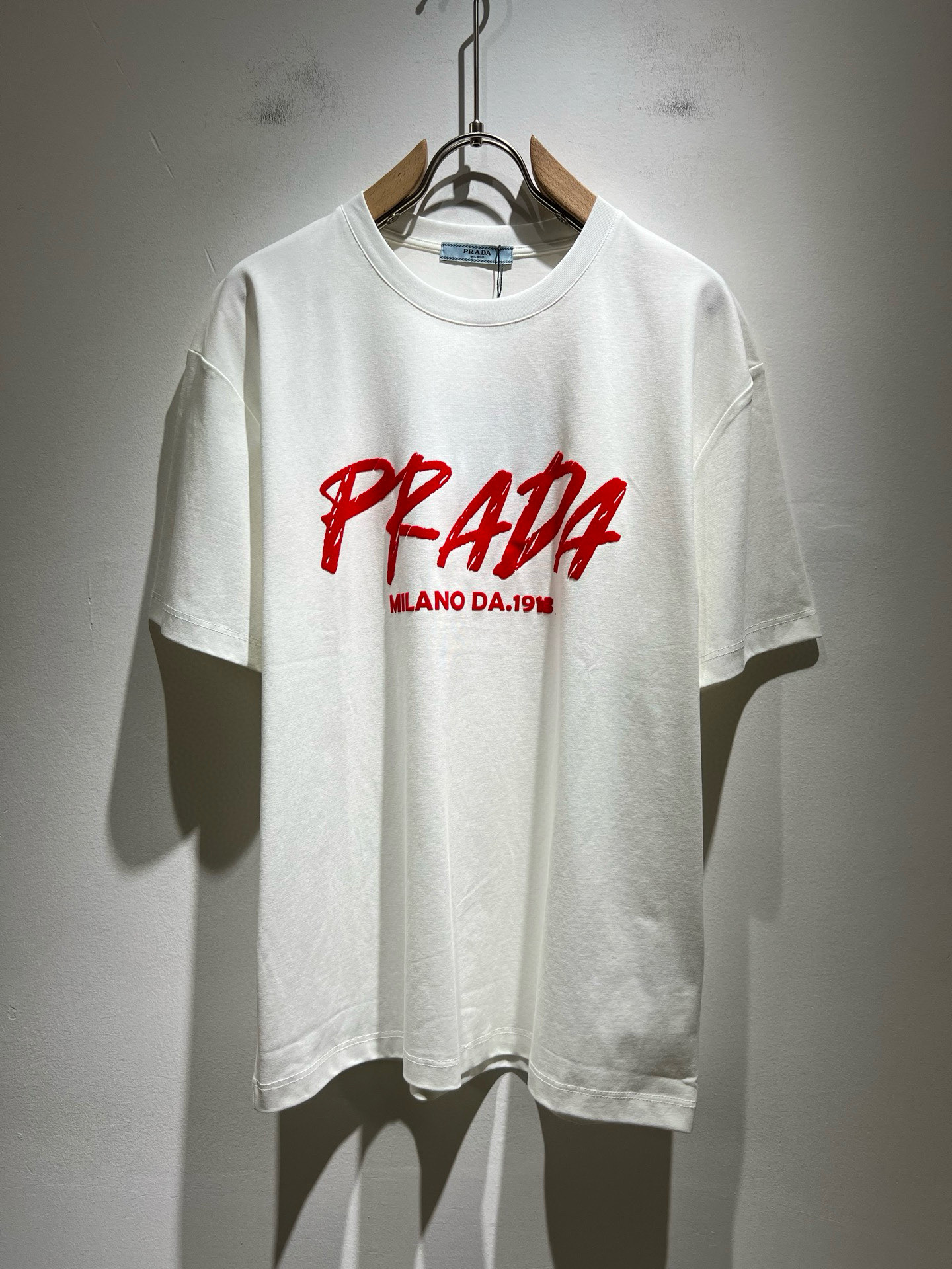 NO:485260,PRAD*A Pu*da 2025 spring and summer new short-sleeved T-shirt for men and women, the latest model is exclusively available on the entire network!  !  ~ It is classic and fashionable and versatile, who doesn’t like it? It will show the classic again. It is very pleasing to the eye and comes with a low luxury halo and recognition!  Pr*da's traditional brand concept and modern advanced technology are perfectly combined. Coupled with the extremely modern and simple design, the p-fabricated logo pattern design is exclusive to the p-fabricated logo!  Customized 100% imported pure cotton fabric!  The texture of this model is quite touching, the specifications and grades are known with tentacles. The degree of delicateness and breathability are top-notch!  Size M-3XL, prada, T-shirt,tees, t-shirt,alexander wang19860909PRAD*A普*达2025春夏新款男女同款短袖T恤,最新款全网独家首上！！~既经典有时尚百搭,谁不爱啊,将经典再次展现,非常的耐看,自带低奢光环与辨识度！Pr*da传统的品牌理念和现代化的先进技术进行了完美结合.加上极其现代摩登风范的简约设计,p家专属logo图案压绒设计！定制百分百进口纯棉面料！此款的质感相当感人 触手便知规格档次 细腻程度与透气效果堪称顶级！尺码M-3XL,,prada,T-shirt,tees，t-shirt,alexander wang,Men's clothing