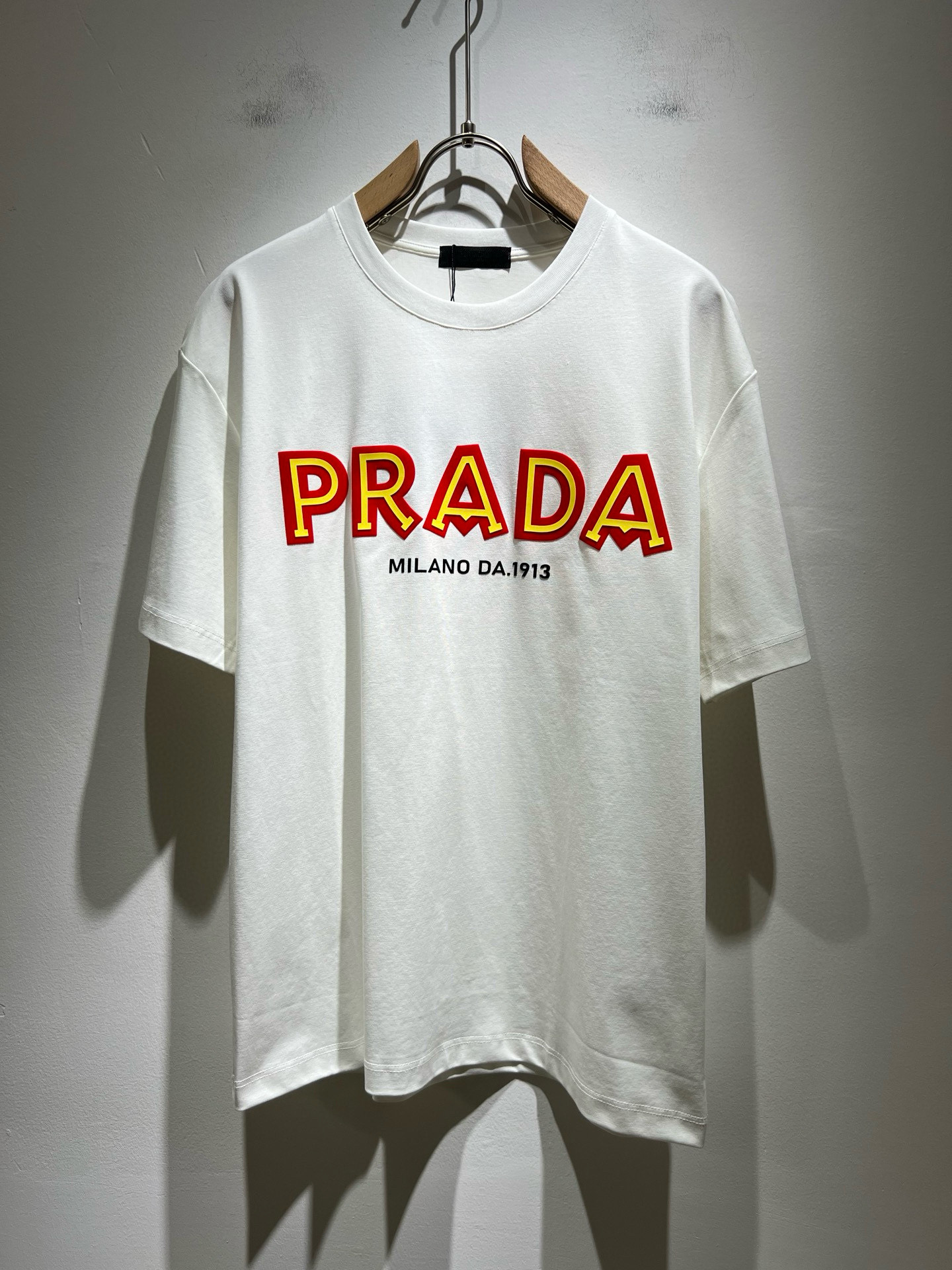 NO:485249,PRAD*A Pu*da 2025 spring and summer new short-sleeved T-shirt for men and women, the latest model is exclusively available on the entire network!  !  ~ It is classic and fashionable and versatile, who doesn’t like it? It will show the classic again. It is very pleasing to the eye and comes with a low luxury halo and recognition!  Pr*da's traditional brand concept and modern advanced technology are perfectly combined. Coupled with the extremely modern and simple design, the p-fabricated logo pattern design is exclusive to the p-fabricated logo!  Customized 100% imported pure cotton fabric!  The texture of this model is quite touching, the specifications and grades are known with tentacles. The degree of delicateness and breathability are top-notch!  Size M-3XL, prada, T-shirt,tees, t-shirt,alexander wang19860909PRAD*A普*达2025春夏新款男女同款短袖T恤,最新款全网独家首上！！~既经典有时尚百搭,谁不爱啊,将经典再次展现,非常的耐看,自带低奢光环与辨识度！Pr*da传统的品牌理念和现代化的先进技术进行了完美结合.加上极其现代摩登风范的简约设计,p家专属logo图案压绒设计！定制百分百进口纯棉面料！此款的质感相当感人 触手便知规格档次 细腻程度与透气效果堪称顶级！尺码M-3XL,,prada,T-shirt,tees，t-shirt,alexander wang,Men's clothing