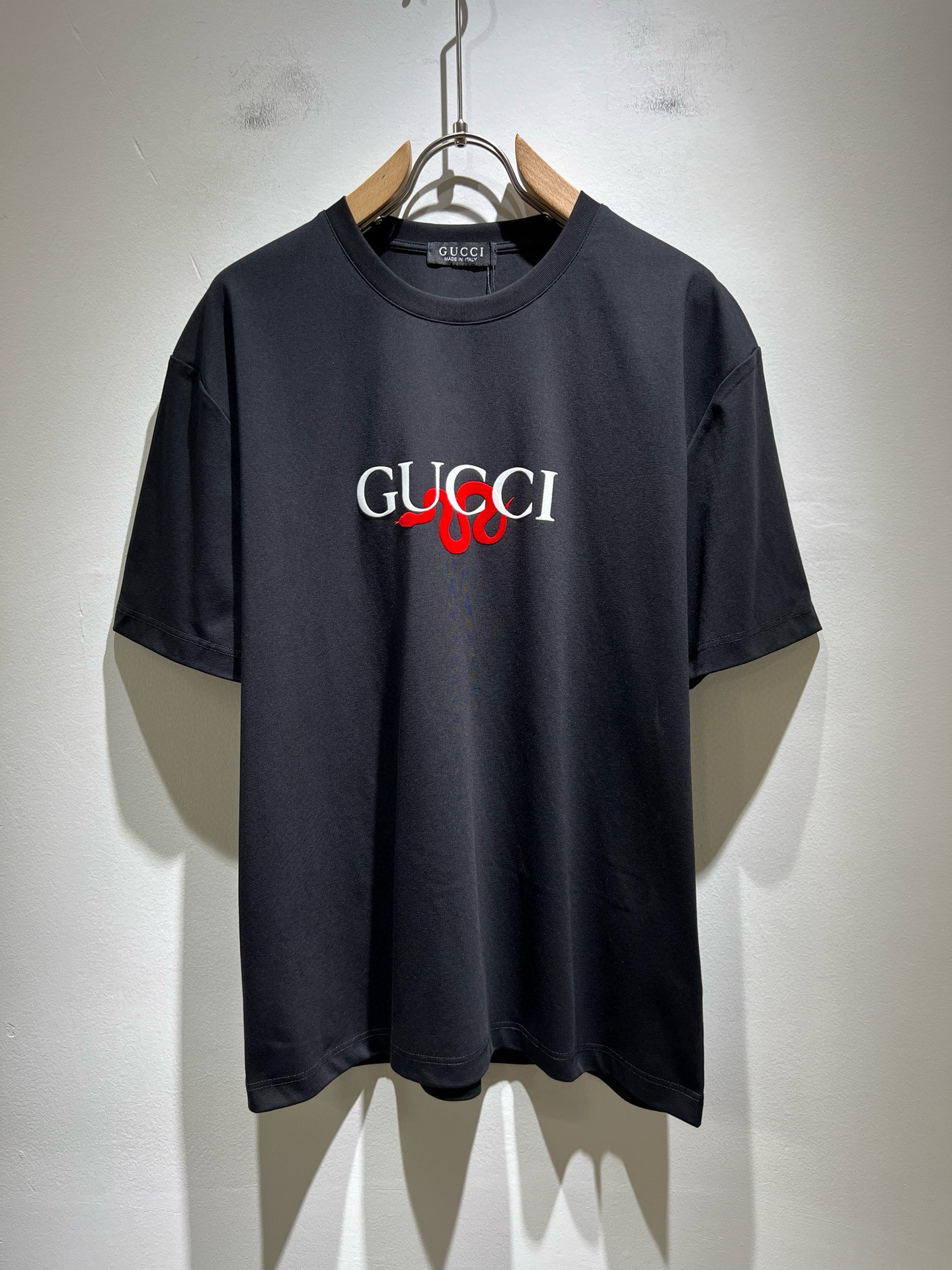 NO:487817,Gucc* Gujia 2025 spring and summer new style for men and women couples casual loose cotton round neck short-sleeved T-shirt!  Trading companies have sparse channels and are released on the official website at the same time!  The latest series of spring and summer 2025, classic fashion design elements, injecting full vitality into the new series. This T-shirt is carefully selected for customers to use imported cotton fabrics. The fabric feels skin-friendly and soft and delicate, and the body logo is velvet-pressed!  It has an extremely comfortable and breathable wearing experience. The whole item is very eye-catching and fashionable, and is deeply loved by young people today!  The loose round neck cut is a neutral style regardless of age and gender, suitable for matching all the styles and looks you need in your daily life!  It is recommended to wear couple outfits to go out on the street to make it more pleasing to the eye!  Size M-3XL, gucci, gucci, T-shirt, tees, t-shirt, alexander wang19860909Gucc*古家 2025春夏新款男女同情侣款休闲宽松棉质圆领短袖T恤衫！贸易公司渠道稀出,同步官网发售 ！ 2025春夏最新系列,经典时尚设计元素,为全新系列注入满满活力,这款T恤衫用心甄选客供进口棉面料制成,面料手感亲肤柔软细腻,衣身logo压绒设计！拥有着无比舒适透气性的穿着体验,整件单品极具吸睛度与时尚感,深受当下年轻人的喜爱！基础宽松的圆领版型裁剪,不分年龄与性别的中性款式,适合搭配你日常所需的所有风格与造型！建议搭配情侣装出街会更为养眼出色！尺码M-3XL,,gucci,gucci,T-shirt,tees，t-shirt,alexander wang,Men's clothing