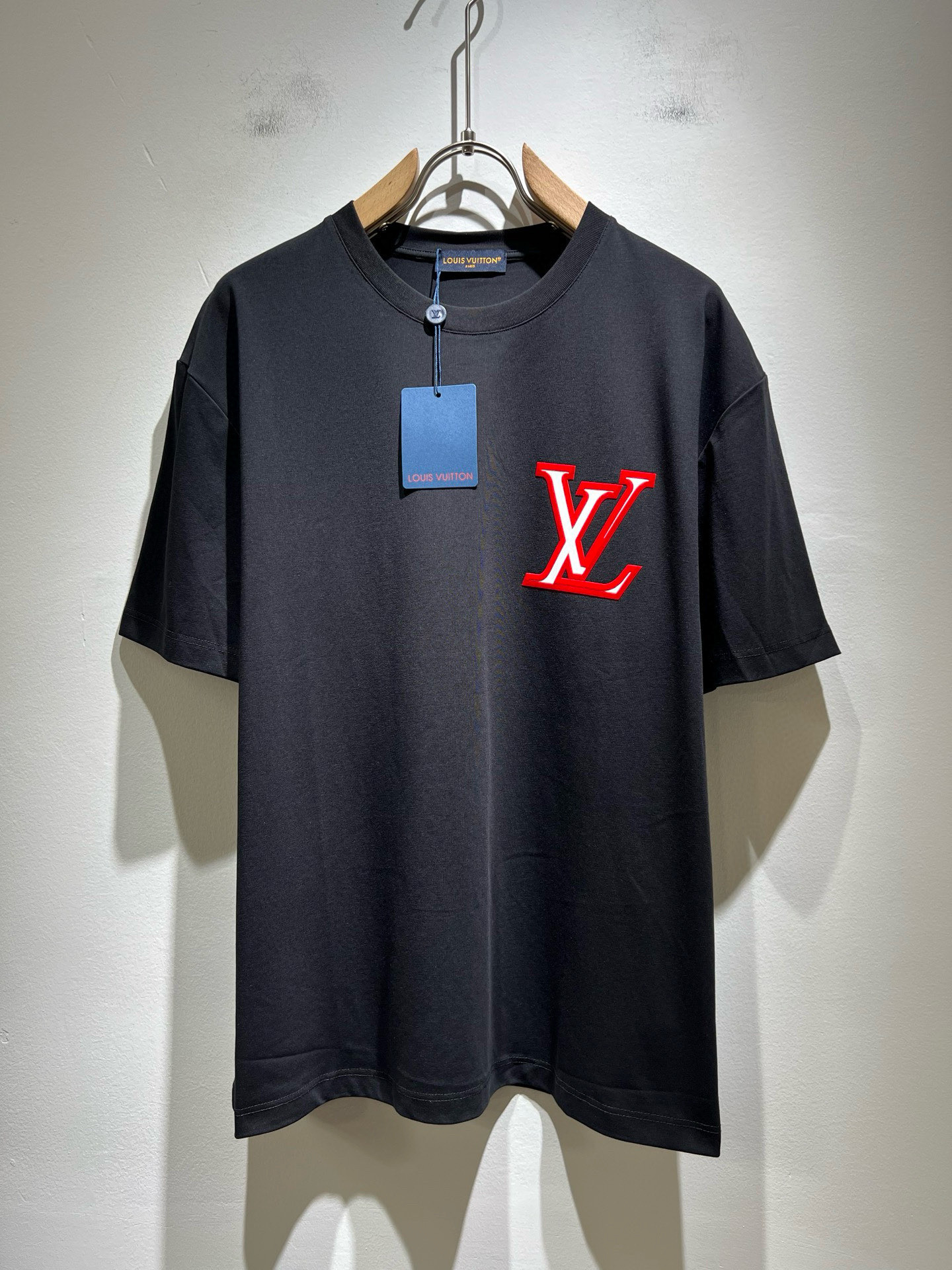 NO:485271,LouisVuitt*Louis*Deng The new series of spring and summer 2025 products are launched, a very fashionable and avant-garde short-sleeved T-shirt for men and women, with logo logo pattern offset printing modification!  Different from the past, it declares the design concept that has been passed down for many years in the brand!  Its eye-catchingness is no less than any classic style, perfectly presenting the fashionable, high-end and luxurious feeling in front of the world!  Made of imported cotton materials, selected high-quality pure cotton fabrics, soft and soft to the touch, the real thing is definitely beyond your imagination, close to the body and breathable, even if you sweat profusely, you will not feel greasy or stuffy, and will bring sweating and moisture absorption to the extreme!  Size M-3XL, louis vuitton,louis vuitton,t-shirt,tees,t-shirt,alexander wang19860909LouisVuitt*路易*登 2025春夏全新系列单品上线,非常时髦前卫的一款男女同款短袖T恤,标识logo图案压胶印花修饰！区别于以往的不同,宣示品牌传承多年的设计理念！其吸睛度完全不亚于任何经典款式,将时髦高级感与奢华感完美呈现在世人眼前！客供进口全棉材质制成,精选优质纯棉面料,触感软糯亲肤细腻,实物到手绝对超乎你的想象,贴身无比舒适透气,即便是汗流浃背也不会有腻身及闷热感可言,将排汗吸湿性发挥到了极致！尺码M-3XL,,louis vuitton,louis vuitton,T-shirt,tees，t-shirt,alexander wang,Men's clothing