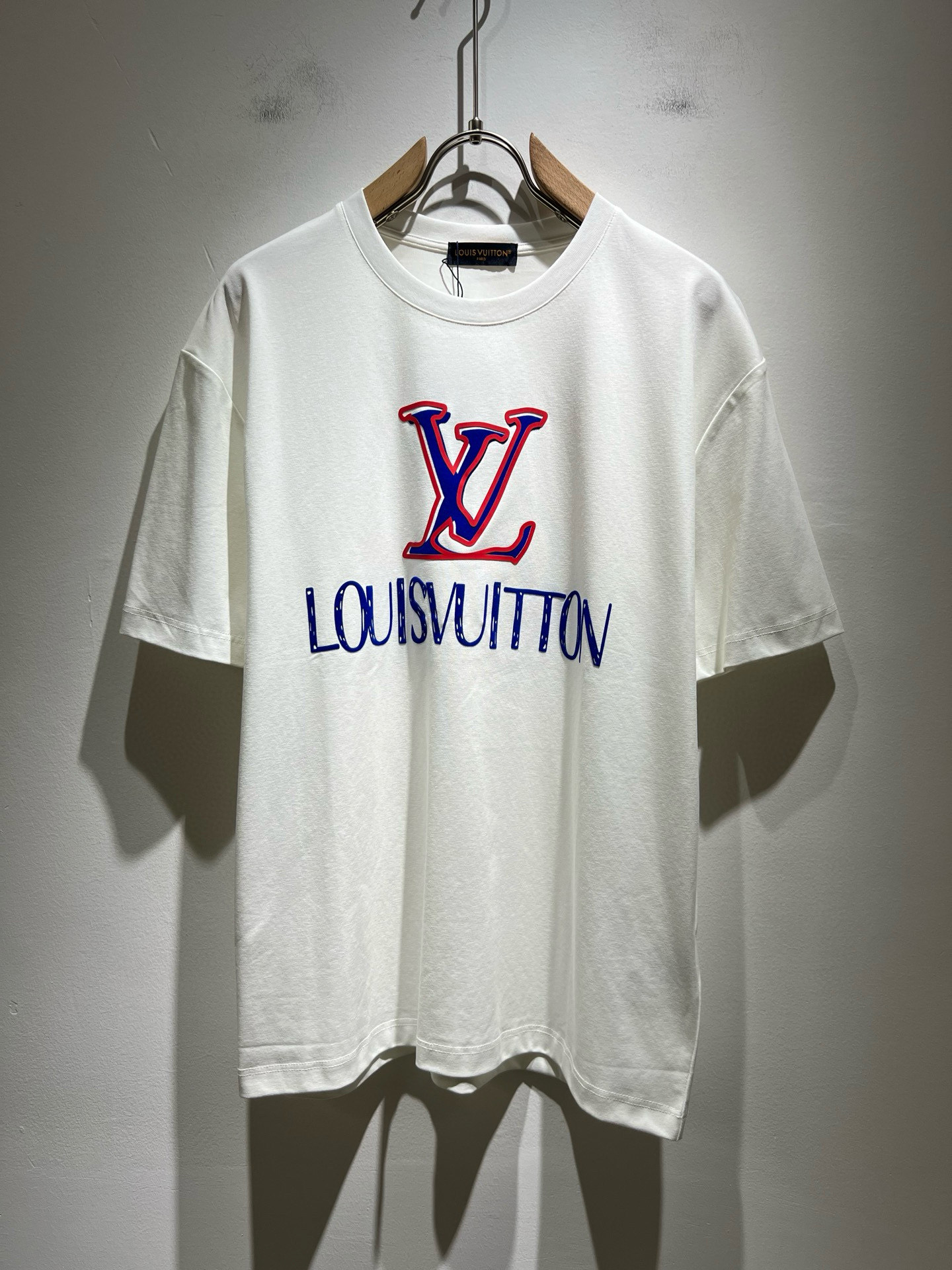 NO:485222,LouisVuitt*Louis*Deng The new series of spring and summer 2025 products are launched, a very fashionable and avant-garde short-sleeved T-shirt for men and women, with logo logo pattern offset printing modification!  Different from the past, it declares the design concept that has been passed down for many years in the brand!  Its eye-catchingness is no less than any classic style, perfectly presenting the fashionable, high-end and luxurious feeling in front of the world!  Made of imported cotton materials, selected high-quality pure cotton fabrics, soft and soft to the touch, the real thing is definitely beyond your imagination, close to the body and breathable, even if you sweat profusely, you will not feel greasy or stuffy, and will bring sweating and moisture absorption to the extreme!  Size M-3XL, louis vuitton,louis vuitton,t-shirt,tees,t-shirt,alexander wang19860909LouisVuitt*路易*登 2025春夏全新系列单品上线,非常时髦前卫的一款男女同款短袖T恤,标识logo图案压胶印花修饰！区别于以往的不同,宣示品牌传承多年的设计理念！其吸睛度完全不亚于任何经典款式,将时髦高级感与奢华感完美呈现在世人眼前！客供进口全棉材质制成,精选优质纯棉面料,触感软糯亲肤细腻,实物到手绝对超乎你的想象,贴身无比舒适透气,即便是汗流浃背也不会有腻身及闷热感可言,将排汗吸湿性发挥到了极致！尺码M-3XL,,louis vuitton,louis vuitton,T-shirt,tees，t-shirt,alexander wang,Men's clothing