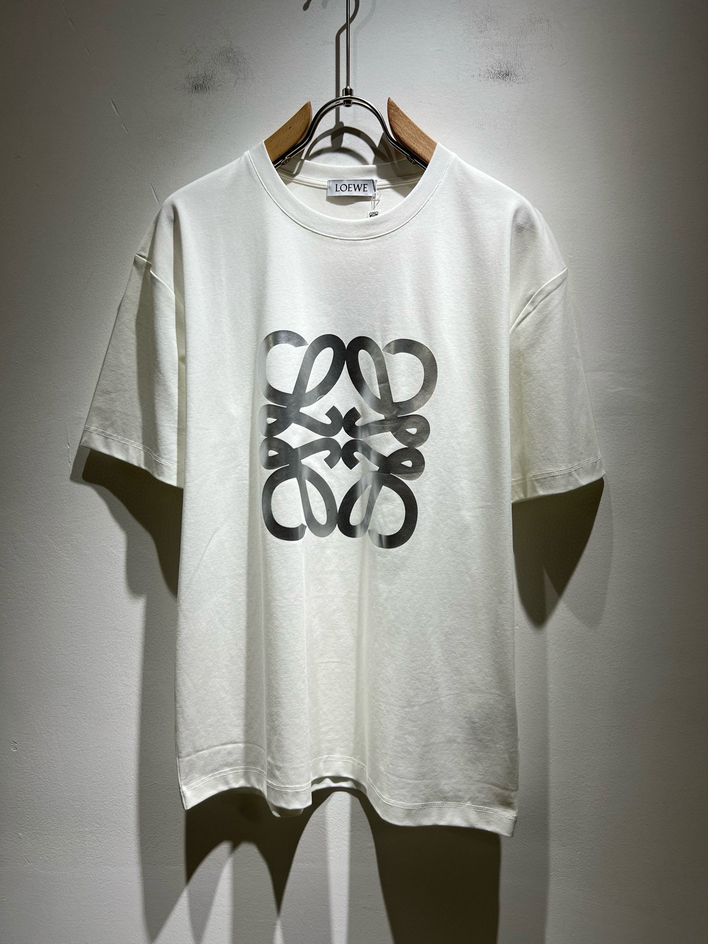 NO:485275,LOE*WE Luo*We 2025 spring and summer new short-sleeved T-shirt for men and women, original Italian order channel, very personalized and high-end style, logo pattern glue pressing technology design!  Couple pure cotton short-sleeved T-shirt!  !  The latest fashion trends and popular products are here, and it is another simple and high-end fashion item. It is a fashion product with very high-end outfit charm. It is a must-have item for fashion trends!  Original Italian manufacturer channels, special-level orders, and released at the same time as Hong Kong, Macao and Taiwan buyers. This model is also the latest popular product of Luo Yiweijia this year and the most classic product. Its specifications and grades are beyond doubt!  !  The choice is very diverse, and it can be said that this model naturally has a fresh and natural feeling, showing the brand charm and high-end feeling. The texture of this model is very good, and the heavy weight and brilliant skin-friendliness that can be seen with hands are even better, and it is a complete enjoyment of wearing!  !  Size: M-3XL, loewe, loewe, T-shirt,tees, t-shirt,alexander wang19860909LOE*WE罗*威 2025春夏新款男女同款短袖T恤,意大利原厂订单渠道,极具个性高级风,标志logo图案压胶工艺设计！情侣款纯棉短袖T恤！！最新时尚潮流人气产物驾到,又是一款简约高级的时尚单品,穿搭魅力十分高级不俗的时尚产物 ,时尚潮流必备单品！意大利原厂渠道,特供级别订单,同步港澳台买手店发布,此款也是罗意威家今年的最新人气产物,也是最经典的产物,其规格跟档次更是毋庸置疑！！ 选择极具多样化,言而喻此款自然具备那种清新自然的感觉,彰显品牌魅力与高级感,此款的质感十分的到位,用手可以感知的重磅跟出彩亲肤程度更是上佳,十足的穿着享受！！尺码: M-3XL,,loewe,loewe,T-shirt,tees，t-shirt,alexander wang,Men's clothing