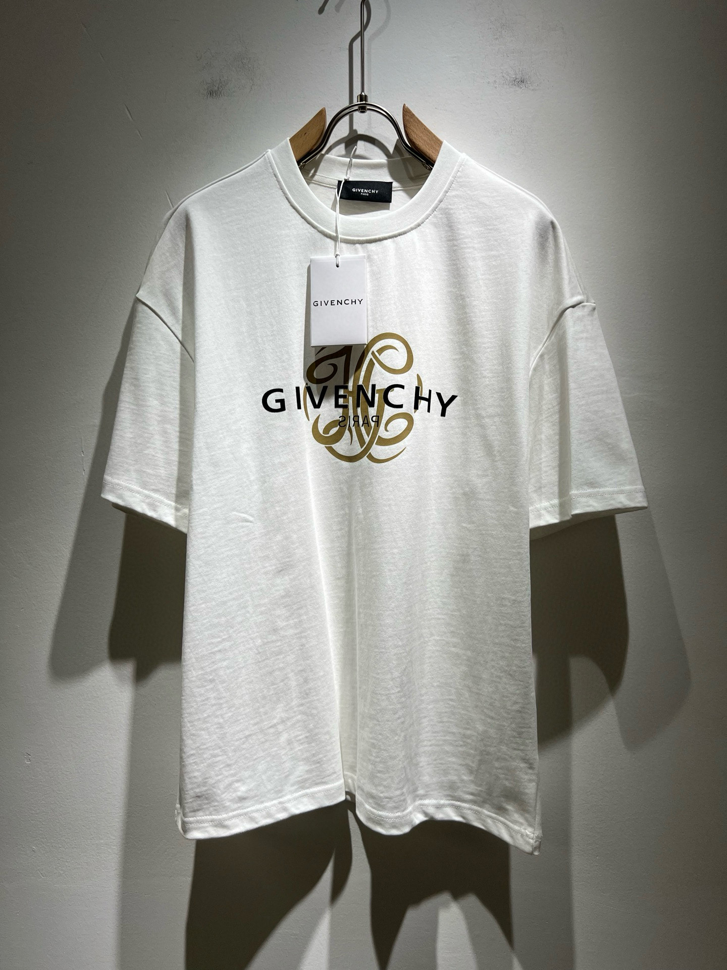 NO:485267,Giv*chy/Ji*xi's new short-sleeved T-shirt for men and women in spring and summer, the main creator has injected new fashion energy into fashion. By exploring various themes and sexy charm, it is highly recognizable and leads the new street fashion trend. This model is the exclusive outstanding design element of G's family, with a logo pattern glue-pressing design!  Perfect fusion, clear and restored patterns, showing the elegant style of the brand. The original 260g pure cotton material is made of solid and high-end fabric, and the upper body can be easily controlled, showing the casual and fashionable charm. Size S-2XL, gucci, T-shirt, tees, t-shirt, alexander wang19860909Giv*chy/纪*希2025春夏新款男女同款短袖T恤,主创时尚注入了全新时尚能量.通过探索各种题材和性感魅力,极具辨识度,引领全新街头时尚潮流.该款是G家独家的出彩设计元素,设计标识logo图案压胶设计！完美融合,图案清晰还原度极高,彰显品牌优雅格调.选用原版260g纯棉材质,面料紧实高级,上身均可轻松驾驭,展现休闲自在时尚魅力.尺码S-2XL,,gucci,T-shirt,tees，t-shirt,alexander wang,Men's clothing