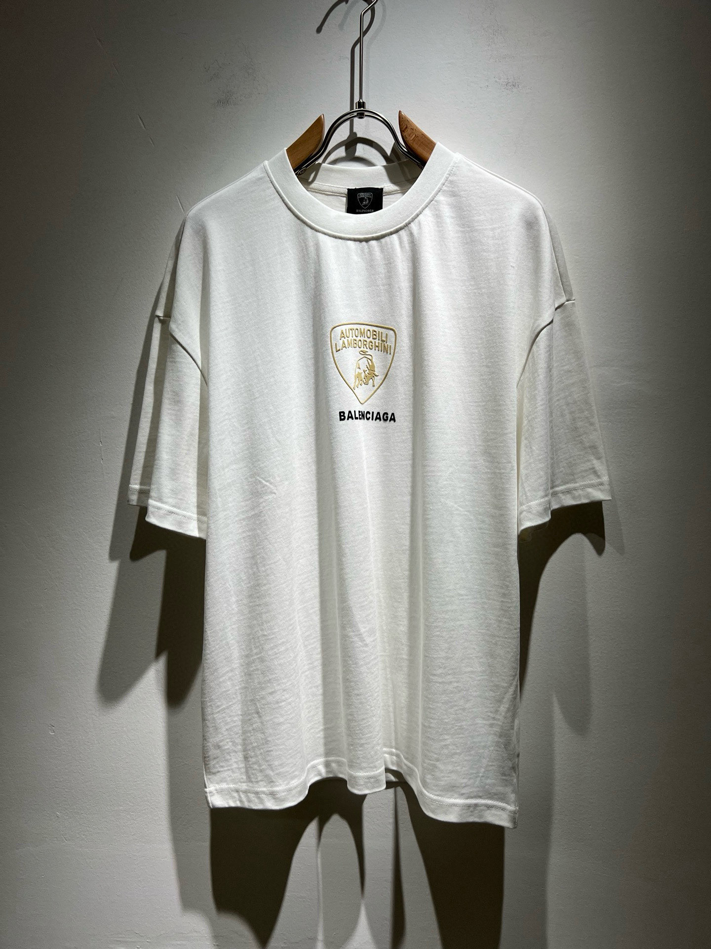 NO:485215,BALENCI*GA Paris* Home 2025 Spring and Summer New Men and Women's Same Short-Sleeve T-shirt!  Fashionable casual short-sleeved T-shirt with catwalk pattern prints!  Design logo glue pressing design!  The most designed and selected customer-supplied 280g pure cotton fabric, which feels soft and skin-friendly, is comfortable and breathable, and you can’t picky about the real thing!  Loose, small, shoulder-dead round neck cut, genderless couple mixed styles, opening up a new fashion charm!  Differentiate the market version of the high-end custom series!  Size S-2XL, balenciaga, T-shirt,tees, t-shirt,alexander wang19860909BALENCI*GA巴黎*家 2025春夏新款男女同款短袖T恤！走秀图案印花时尚休闲短袖T恤衫！设计logo压胶设计！极具设计精选客供280g纯棉面料,手感柔软亲肤,着身舒适透气性都无法挑剔,实物绝对会让你爱不释手！宽松小落肩的圆领版型裁剪,无性别主义的情侣混穿款式,打开全新的时装新韵味！区别市场版本高定系列！尺码S-2XL,,balenciaga,T-shirt,tees，t-shirt,alexander wang,Men's clothing