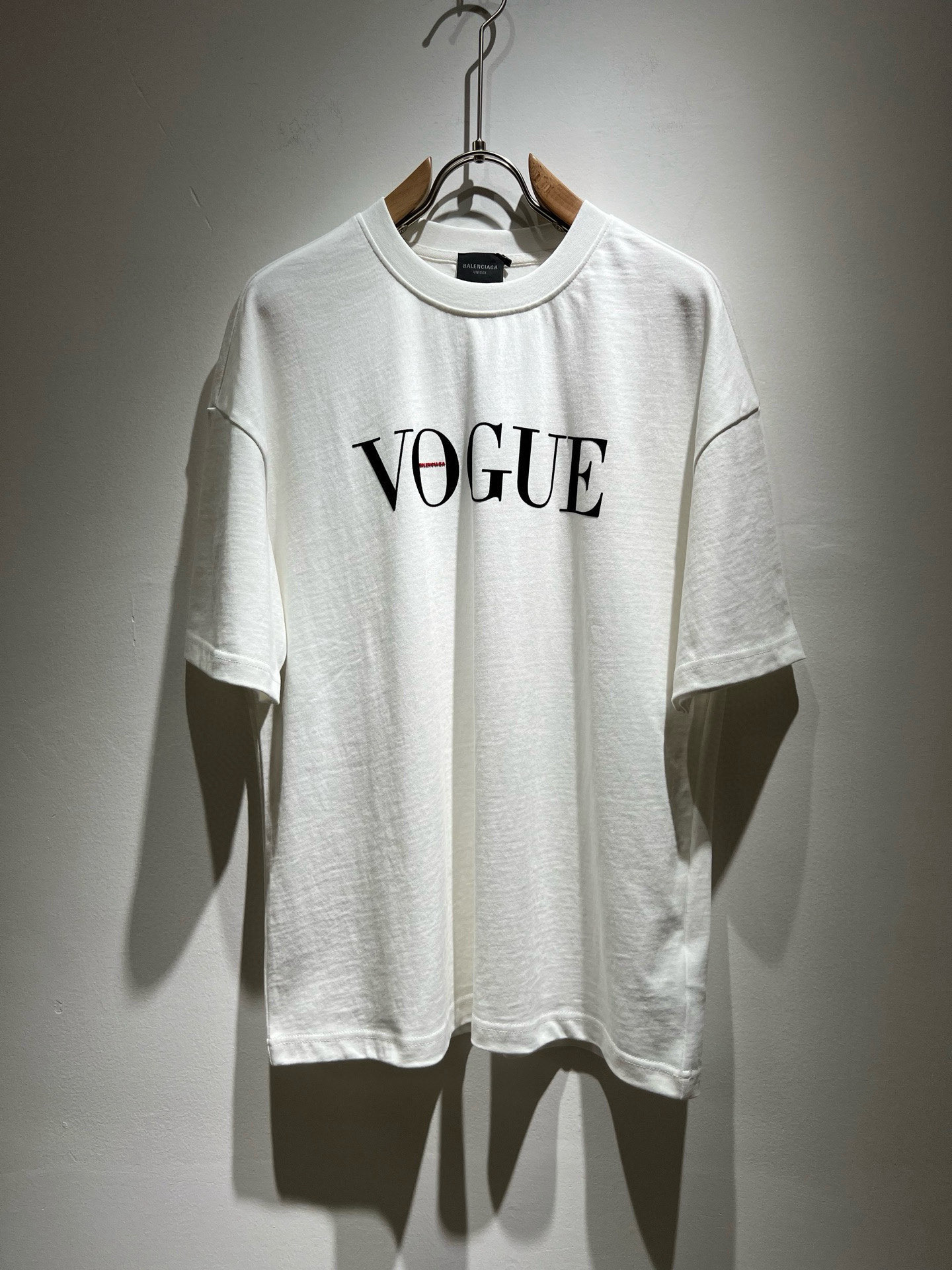 NO:487796,BALENCI*GA Paris* Home 2025 Spring and Summer New Men and Women's Same Short-Sleeve T-shirt!  Fashionable casual short-sleeved T-shirt with catwalk pattern prints!  Design logo glue pressing design!  The most designed and selected customer-supplied 280g pure cotton fabric, which feels soft and skin-friendly, is comfortable and breathable, and you can’t picky about the real thing!  Loose, small, shoulder-dead round neck cut, genderless couple mixed styles, opening up a new fashion charm!  Differentiate the market version of the high-end custom series!  Size S-2XL, balenciaga, T-shirt,tees, t-shirt,alexander wang19860909BALENCI*GA巴黎*家 2025春夏新款男女同款短袖T恤！走秀图案印花时尚休闲短袖T恤衫！设计logo压胶设计！极具设计精选客供280g纯棉面料,手感柔软亲肤,着身舒适透气性都无法挑剔,实物绝对会让你爱不释手！宽松小落肩的圆领版型裁剪,无性别主义的情侣混穿款式,打开全新的时装新韵味！区别市场版本高定系列！尺码S-2XL,,balenciaga,T-shirt,tees，t-shirt,alexander wang,Men's clothing