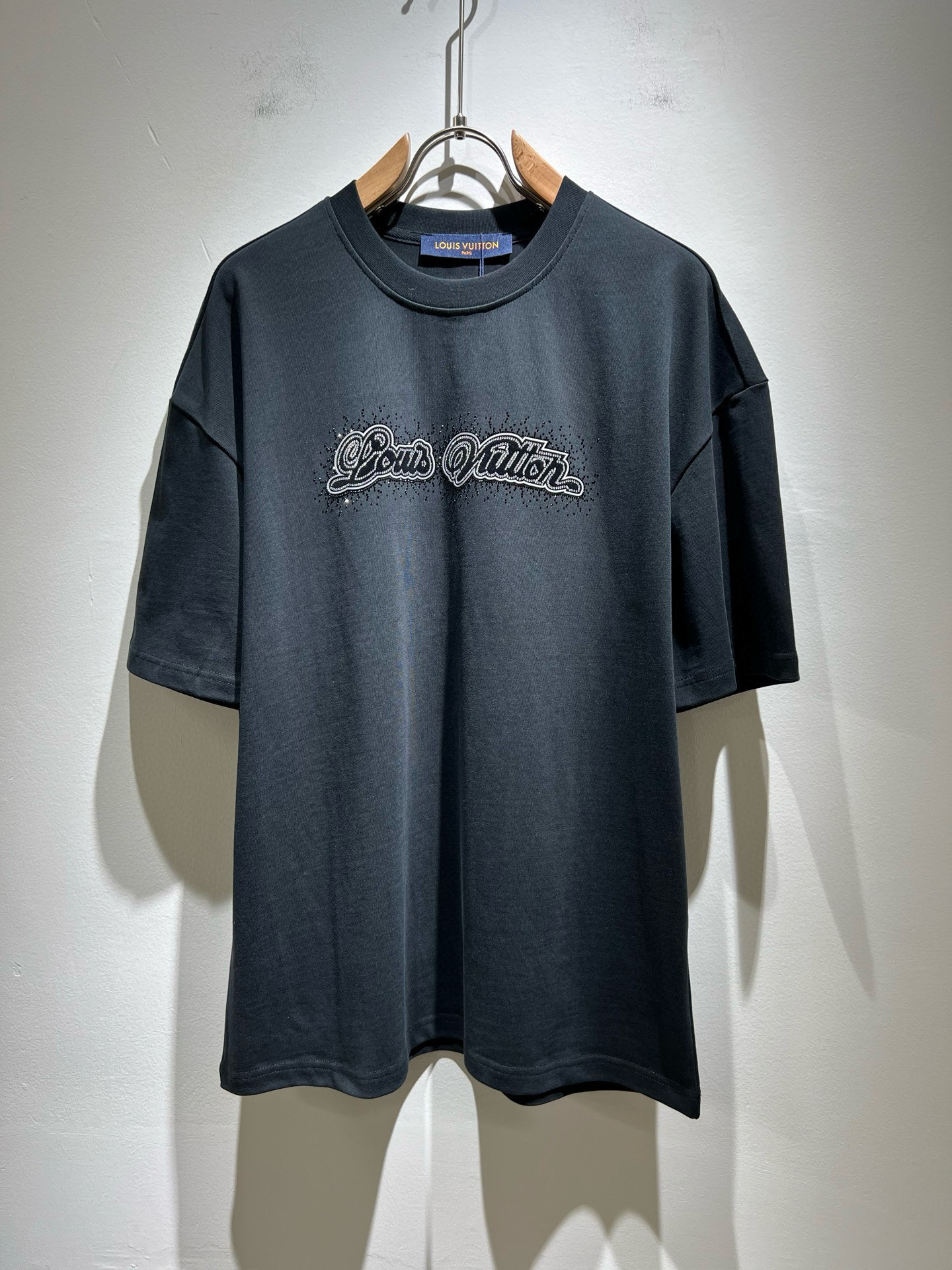 NO:485229,LouisVuitt*Louis*Deng The new series of spring and summer 2025 products are launched, a very fashionable and avant-garde short-sleeved T-shirt for men and women, with logo logo pattern offset printing modification!  Different from the past, it declares the design concept that has been passed down for many years in the brand!  Its eye-catchingness is no less than any classic style, perfectly presenting the fashionable, high-end and luxurious feeling in front of the world!  Made of imported 280 grams of cotton, selected high-quality pure cotton fabrics, soft and soft to the touch, the real thing is definitely beyond your imagination, close to the body and breathable, even if you sweat profusely, you will not feel greasy or stuffy, and will bring sweating and moisture absorption to the extreme!  Size S-2XL, louis vuitton,louis vuitton,t-shirt,tees,t-shirt,alexander wang19860909LouisVuitt*路易*登 2025春夏全新系列单品上线,非常时髦前卫的一款男女同款短袖T恤,标识logo图案压胶印花修饰！区别于以往的不同,宣示品牌传承多年的设计理念！其吸睛度完全不亚于任何经典款式,将时髦高级感与奢华感完美呈现在世人眼前！客供进口280克全棉材质制成,精选优质纯棉面料,触感软糯亲肤细腻,实物到手绝对超乎你的想象,贴身无比舒适透气,即便是汗流浃背也不会有腻身及闷热感可言,将排汗吸湿性发挥到了极致！尺码S-2XL,,louis vuitton,louis vuitton,T-shirt,tees，t-shirt,alexander wang,Men's clothing