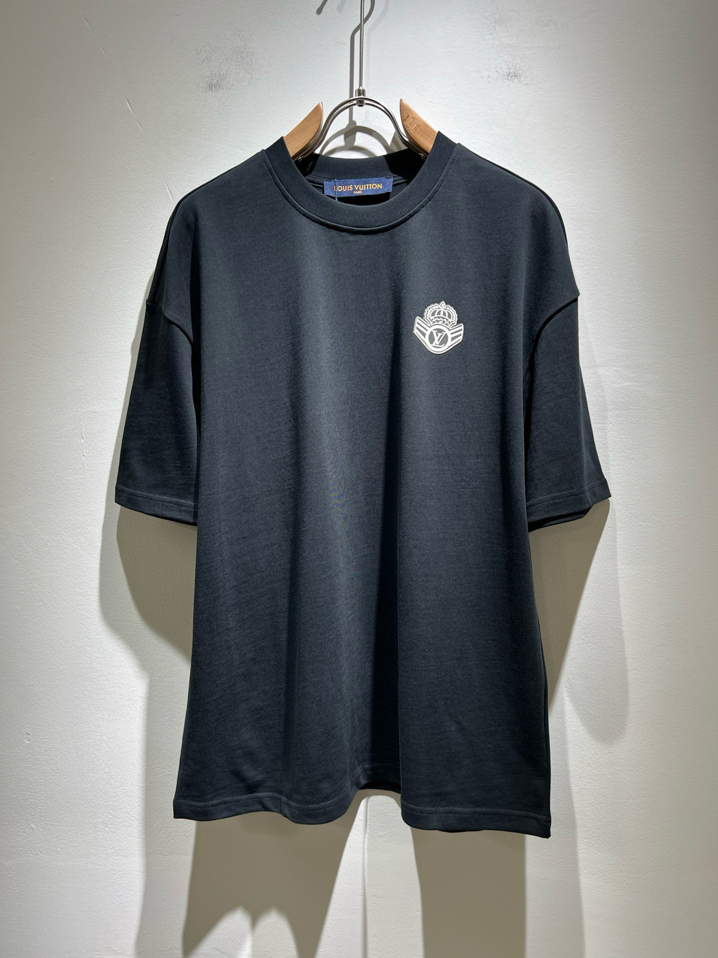 NO:485243,LouisVuitt*Louis*Deng The new series of spring and summer 2025 products are launched, a very fashionable and avant-garde short-sleeved T-shirt for men and women, with logo logo pattern offset printing modification!  Different from the past, it declares the design concept that has been passed down for many years in the brand!  Its eye-catchingness is no less than any classic style, perfectly presenting the fashionable, high-end and luxurious feeling in front of the world!  Made of imported 280 grams of cotton, selected high-quality pure cotton fabrics, soft and soft to the touch, the real thing is definitely beyond your imagination, close to the body and breathable, even if you sweat profusely, you will not feel greasy or stuffy, and will bring sweating and moisture absorption to the extreme!  Size S-2XL, louis vuitton,louis vuitton,t-shirt,tees,t-shirt,alexander wang19860909LouisVuitt*路易*登 2025春夏全新系列单品上线,非常时髦前卫的一款男女同款短袖T恤,标识logo图案压胶印花修饰！区别于以往的不同,宣示品牌传承多年的设计理念！其吸睛度完全不亚于任何经典款式,将时髦高级感与奢华感完美呈现在世人眼前！客供进口280克全棉材质制成,精选优质纯棉面料,触感软糯亲肤细腻,实物到手绝对超乎你的想象,贴身无比舒适透气,即便是汗流浃背也不会有腻身及闷热感可言,将排汗吸湿性发挥到了极致！尺码S-2XL,,louis vuitton,louis vuitton,T-shirt,tees，t-shirt,alexander wang,Men's clothing