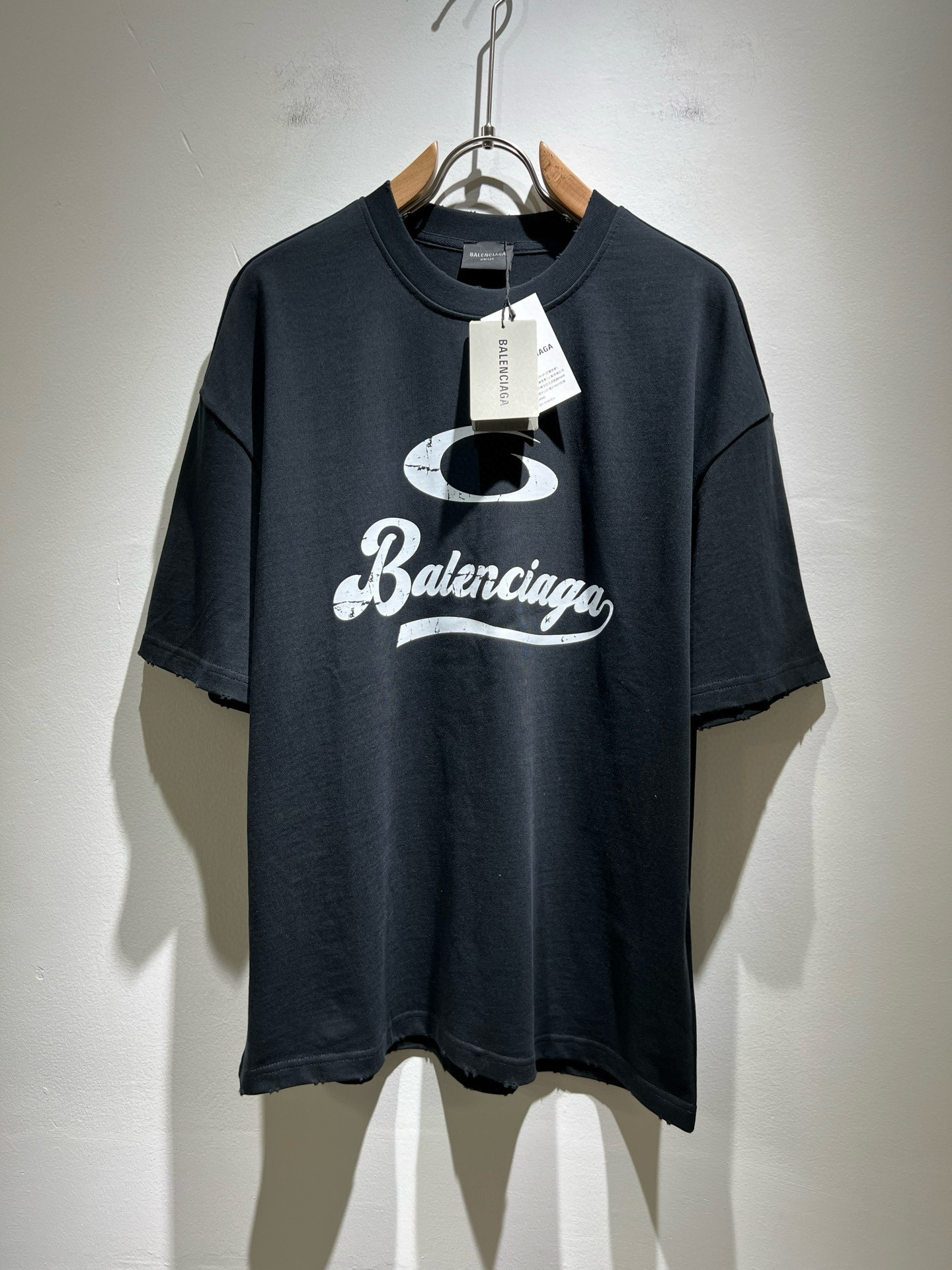 NO:485256,BALENCIA* Paris* Home 2025 Spring and Summer New Men and Women Couples Casual Loose Cotton Round Neck Short Sleeve T-shirt!  Trading companies have sparse channels and are released on the official website at the same time!  The latest series of spring and summer 2025, classic fashion design elements, injecting full vitality into the new series. This T-shirt is carefully selected for imported cotton fabrics. The fabric feels skin-friendly and soft and delicate, and the body logo print design!  It has an extremely comfortable and breathable wearing experience. The whole item is very eye-catching and fashionable, and is deeply loved by young people today!  The loose round neck cut is a neutral style regardless of age and gender, suitable for matching all the styles and looks you need in your daily life!  It is recommended to wear couple outfits to go out on the street to make it more pleasing to the eye!  Size S-2XL, balenciaga, T-shirt,tees, t-shirt,alexander wang19860909BALENCIA*巴黎*家 2025春夏新款男女同情侣款休闲宽松棉质圆领短袖T恤衫！贸易公司渠道稀出,同步官网发售 ！ 2025春夏最新系列,经典时尚设计元素,为全新系列注入满满活力,这款T恤衫用心甄选客供进口棉面料制成,面料手感亲肤柔软细腻,衣身logo印花设计！拥有着无比舒适透气性的穿着体验,整件单品极具吸睛度与时尚感,深受当下年轻人的喜爱！基础宽松的圆领版型裁剪,不分年龄与性别的中性款式,适合搭配你日常所需的所有风格与造型！建议搭配情侣装出街会更为养眼出色！尺码S-2XL,,balenciaga,T-shirt,tees，t-shirt,alexander wang,Men's clothing