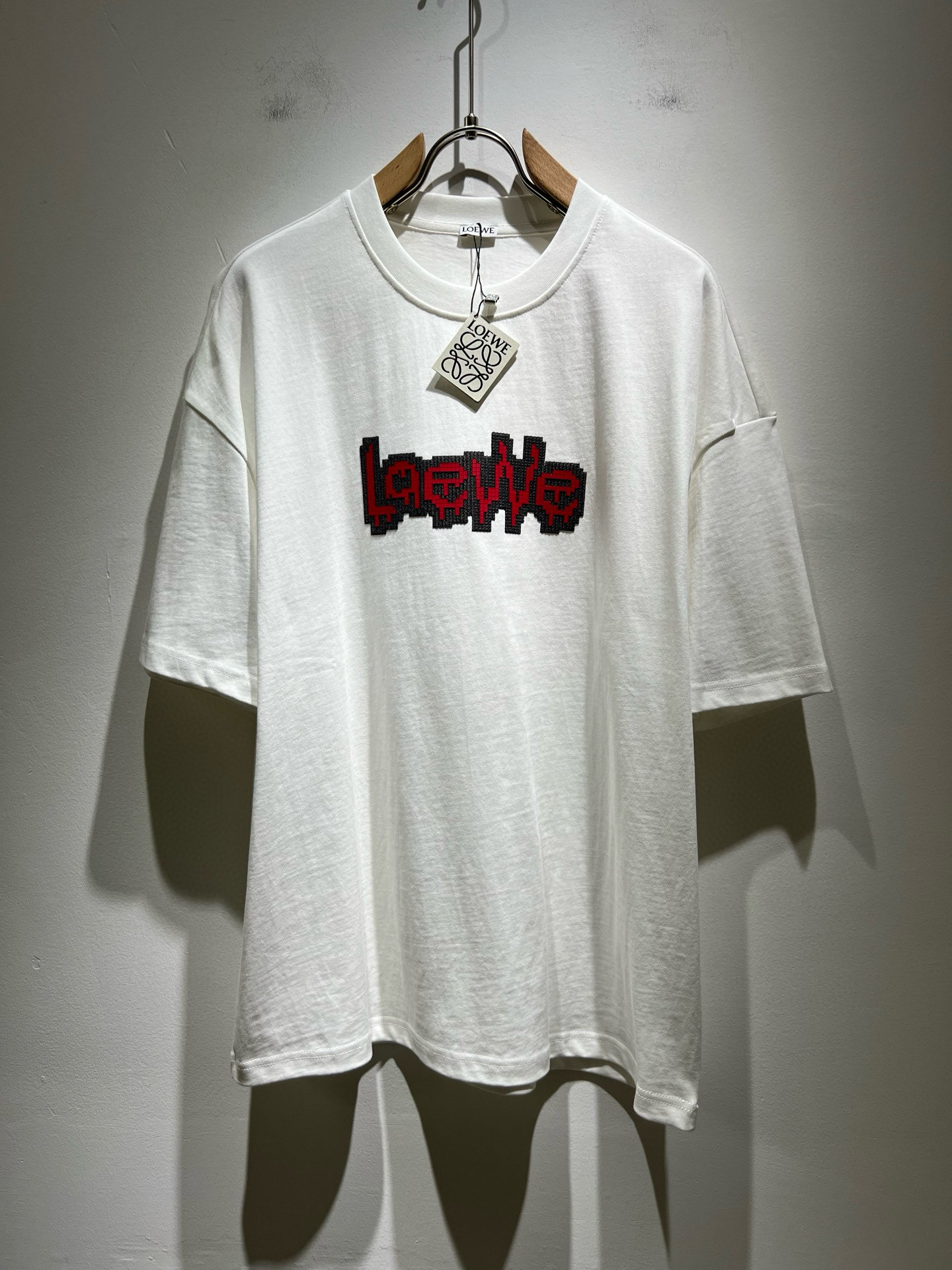 NO:487774,LOE*WE Luo*We 2025 spring and summer new short-sleeved T-shirt for men and women, original Italian order channel, very personalized and high-end style, logo pattern glue pressing technology design!  Couple pure cotton short-sleeved T-shirt!  !  The latest fashion trends and popular products are here, and it is another simple and high-end fashion item. It is a fashion product with very high-end outfit charm. It is a must-have item for fashion trends!  Original Italian manufacturer channels, special-level orders, and released at the same time as Hong Kong, Macao and Taiwan buyers. This model is also the latest popular product of Luo Yiweijia this year and the most classic product. Its specifications and grades are beyond doubt!  !  The choice is very diverse, and it can be said that this model naturally has a fresh and natural feeling, showing the brand charm and high-end feeling. The texture of this model is very good, and the heavy weight and brilliant skin-friendliness that can be seen with hands are even better, and it is a complete enjoyment of wearing!  !  Size: S-2XL, loewe,loewe,T-shirt,tees,t-shirt,alexander wang19860909LOE*WE罗*威 2025春夏新款男女同款短袖T恤,意大利原厂订单渠道,极具个性高级风,标志logo图案压胶工艺设计！情侣款纯棉短袖T恤！！最新时尚潮流人气产物驾到,又是一款简约高级的时尚单品,穿搭魅力十分高级不俗的时尚产物 ,时尚潮流必备单品！意大利原厂渠道,特供级别订单,同步港澳台买手店发布,此款也是罗意威家今年的最新人气产物,也是最经典的产物,其规格跟档次更是毋庸置疑！！ 选择极具多样化,言而喻此款自然具备那种清新自然的感觉,彰显品牌魅力与高级感,此款的质感十分的到位,用手可以感知的重磅跟出彩亲肤程度更是上佳,十足的穿着享受！！尺码: S -2XL,,loewe,loewe,T-shirt,tees，t-shirt,alexander wang,Men's clothing