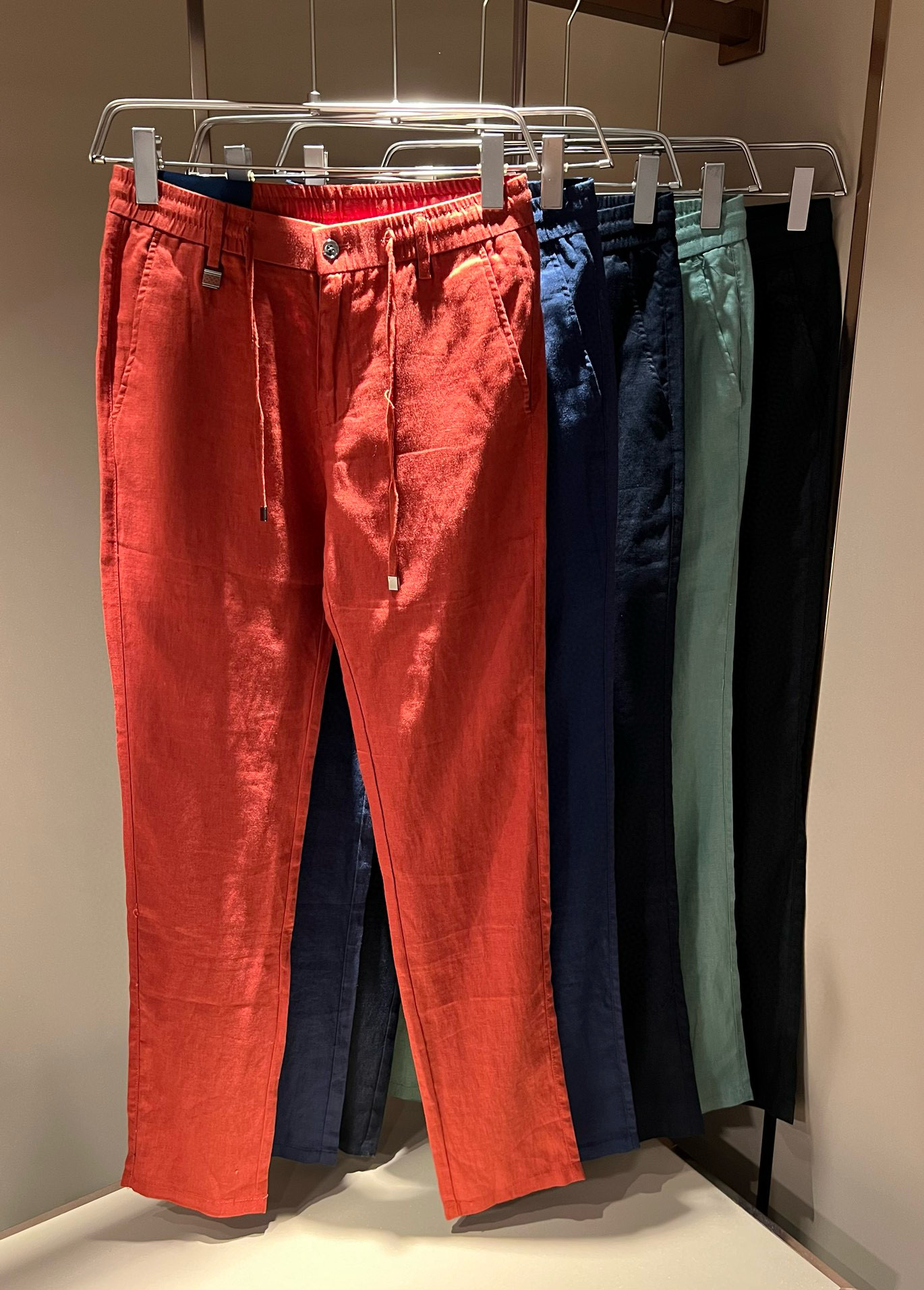 NO:485177,LouisVuitt*Louis*Deng 2025 spring and summer new men's pure linen casual pants, classic and fashionable versatile business casual pants for men! The first choice for urban elite business casual, trading company channels are rare, and the leading official website is on sale! The LV logo casual pants with labels are indispensable versatile products in the closet, which are convenient and comfortable to wear and very easy to match with fashionable styles! This casual pants are carefully selected and made of high-quality pure linen material! It has excellent comfort and breathability, with a good sense of verticality, is not easy to wrinkle and deform, and is comfortable to wear and feels skin-friendly and comfortable. The texture of the fabric is so high-end, you will know immediately when you get the actual product. It can definitely be called an excellent product for unlimited repurchase! They are all the most recognizable classic elements of Louis Home, and all auxiliary materials come with their own brand logo design! So show the perfect quality pants in the subtleties! The meticulous and smooth wiring inside the trousers are more exquisite in details, which is excellent in showing excellent craftsmanship, which is enough for quality controls to take away! The basic regular straight-fitting cut has no restrictions on body shape, and the invincible versatile color combination easily challenges any top, perfectly combining business and casual style outfit! Size M-4XL,,louis vuitton,louis vuitton,louis vuitton,alexander wang19860909LouisVuitt*路易*登 2025春夏新款男士纯亚麻休闲裤,男士经典时尚百搭商务休闲西裤! 都市精英商务休闲首选,贸易公司渠道稀出,领先官网发售!自带标签化的LV标识logo休闲裤,衣橱里不可或缺的百搭臻品,穿着便捷舒适又非常极易搭配时尚造型！此款休闲裤用心甄选客供优质纯亚麻材质制成！舒适性与透气性兼优,有着很好的垂直感,不易起皱变形,着穿触感亲肤舒适,面料的质感有多高级,实物到手你立刻便知,绝对可以称为无限回购的绝佳臻品！都是路易家最具辦识度的经典元素,所有辅料自带品牌logo设计！所以细微之处尽情展现完美品质裤子！裤身内里缜密平顺的走线,细节方面更为考究,极好的彰显了出色工艺,足以让品控们闭眼收走!基础常规的直筒版型裁剪,对于体型没有限制可言,无敌的百搭配色,轻松挑战任何上装,完美兼具商务与休闲风格穿搭!尺码M-4XL,,louis vuitton,louis vuitton,louis vuitton,alexander wang,Men's clothing