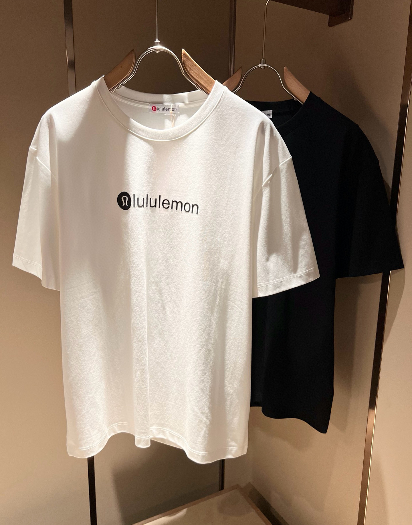 NO:485207,lululemon 2025 spring and summer new short-sleeved T-shirt for men and women, original Italian order channel, very personalized and high-end style, logo pattern glue pressing technology design!  Couple pure cotton short-sleeved T-shirt!  !  The latest fashion trends and popular products are here, and it is another simple and high-end fashion item. It is a fashion product with very high-end outfit charm. It is a must-have item for fashion trends!  Original Italian manufacturer channels, special-level orders, and released at the same time as Hong Kong, Macao and Taiwan buyers. This model is also the latest popular product of Luo Yiweijia this year and the most classic product. Its specifications and grades are beyond doubt!  !  The choice is very diverse, and it can be said that this model naturally has a fresh and natural feeling, showing the brand charm and high-end feeling. The texture of this model is very good, and the heavy weight and brilliant skin-friendliness that can be seen with hands are even better, and it is a complete enjoyment of wearing!  !  Size: M-3XL, loewe, T-shirt,tees, t-shirt,alexander wang19860909lululemon 露露乐蒙 2025春夏新款男女同款短袖T恤,意大利原厂订单渠道,极具个性高级风,标志logo图案压胶工艺设计！情侣款纯棉短袖T恤！！最新时尚潮流人气产物驾到,又是一款简约高级的时尚单品,穿搭魅力十分高级不俗的时尚产物 ,时尚潮流必备单品！意大利原厂渠道,特供级别订单,同步港澳台买手店发布,此款也是罗意威家今年的最新人气产物,也是最经典的产物,其规格跟档次更是毋庸置疑！！ 选择极具多样化,言而喻此款自然具备那种清新自然的感觉,彰显品牌魅力与高级感,此款的质感十分的到位,用手可以感知的重磅跟出彩亲肤程度更是上佳,十足的穿着享受！！尺码: M-3XL,,loewe,T-shirt,tees，t-shirt,alexander wang,Men's clothing