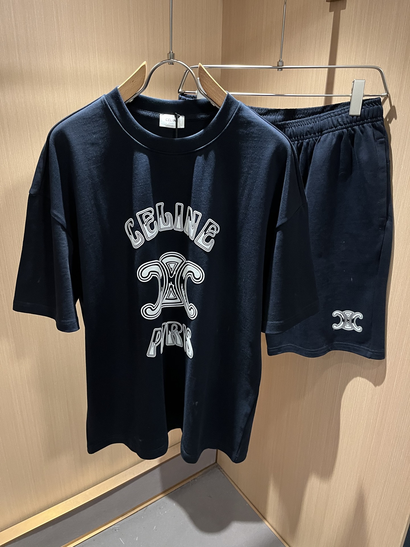 NO:486827,CELIN*Serine Spring and summer new fashionable casual round neck suit, classic short-sleeved T-shirt for couples in the same style!  Trading companies have sparse channels and are released on the official website at the same time!  25-year-old fashion new styles are recommended. CE, which is increasingly bursting into new young forces, is indeed exciting to keep the classics while constantly integrating younger elements!  This short Tee, which is newly released in early spring, has a classic logo printing technology design that never goes out of date in front and back!  The contrasting collar design with simple and high-end colors is enough to highlight a brand new theme, and the style setting that takes into account both retro and fashionable can cope with all kinds of temperament styles!  The logo has clear three-dimensional details, highlighting the perfect quality and texture!  Customer-supplied custom-woven cotton fabrics, and they are super white in color. Everyone should hurry up and take them away!  Size M-2XL, celine, T-shirt,tees, t-shirt,alexander wang19860909CELIN*瑟琳 春夏新款时尚休闲圆领套装,经典男女同款情侣短袖T恤衫！贸易公司渠道稀出,同步官网发售！25年早春时尚新款推荐,越来越向年轻新势力迸发的CE,除了保留经典的同时,不断融入年轻化元素,确实令人期待！这款早春最新发售的短Tee,前后永不过时的经典Logo印花工艺设计！搭色简约而又不失高级感的撞色领口设计,足以凸显出全新的主题,复古与时髦兼顾的风格设定,可以应对各种气质范儿穿搭！logo清晰立体的细节,凸显完美的品相与质感！客供定织全棉面料,并且超级显白配色,各位抓紧时间带走吧！尺码M-2XL,,celine,T-shirt,tees，t-shirt,alexander wang,Men's clothing