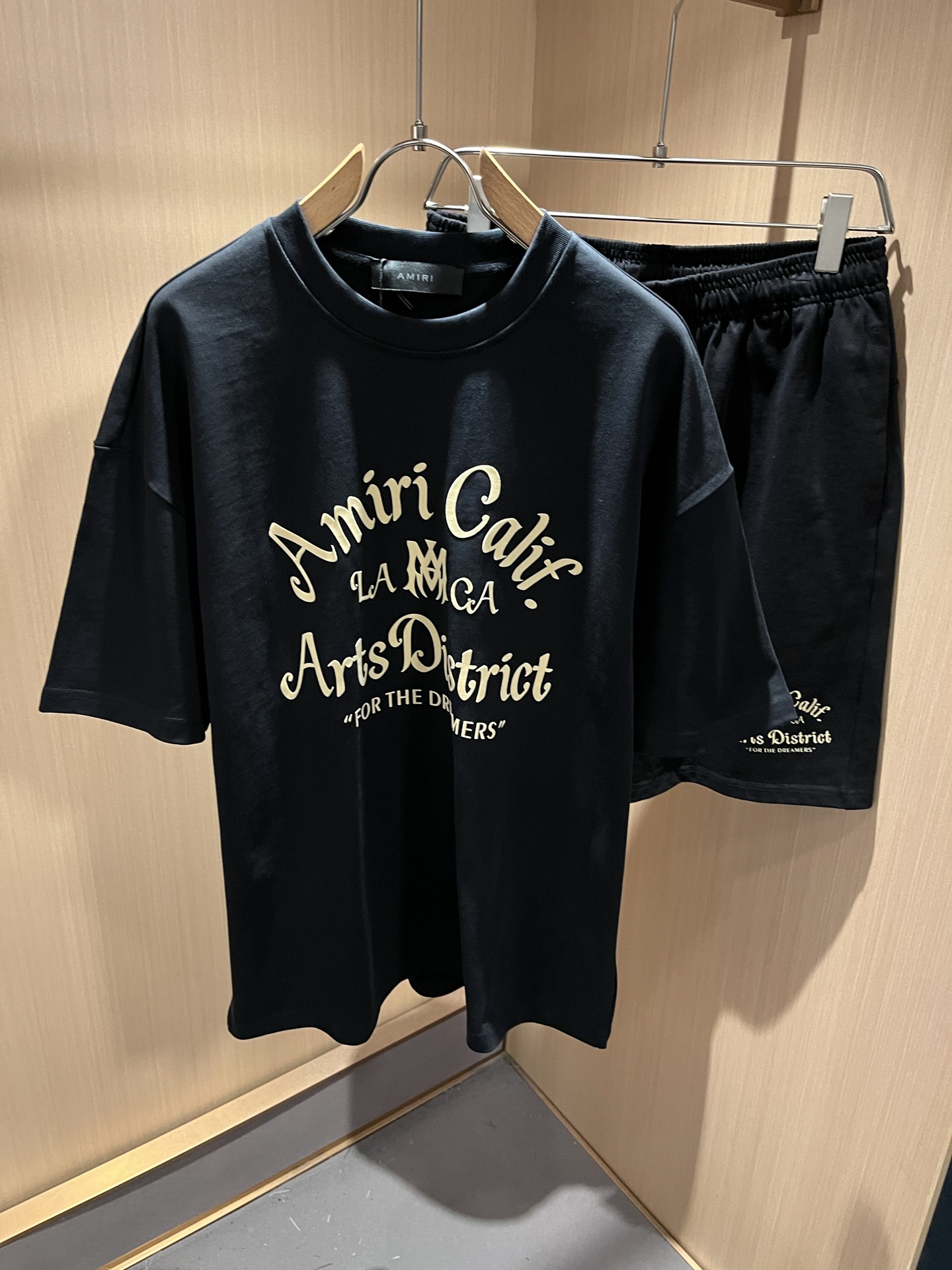 NO:486644,AMIRI spring and summer new casual suit for men and women, the latest model is exclusively available on the entire network!  !  ~ It is classic and fashionable and versatile, who doesn’t like it? It will show the classic again. It is very pleasing to the eye and comes with a low luxury halo and recognition!  The traditional brand concept and modern advanced technology are perfectly combined. Coupled with the extremely modern and modern minimalist design, exclusive letter logo printing design!  Customized 100% imported pure cotton fabric!  The texture of this model is quite touching, the specifications and grades are known with tentacles. The degree of delicateness and breathability are top-notch!  Size M-2XL, amiri, alexander wang19860909AMIRI春夏新款男女同款休闲套装,最新款全网独家首上！！~既经典有时尚百搭,谁不爱啊,将经典再次展现,非常的耐看,自带低奢光环与辨识度！传统的品牌理念和现代化的先进技术进行了完美结合.加上极其现代摩登风范的简约设计,专属字母logo印花设计！定制百分百进口纯棉面料！此款的质感相当感人 触手便知规格档次 细腻程度与透气效果堪称顶级！尺码M-2XL,,amiri,alexander wang,Men's clothing