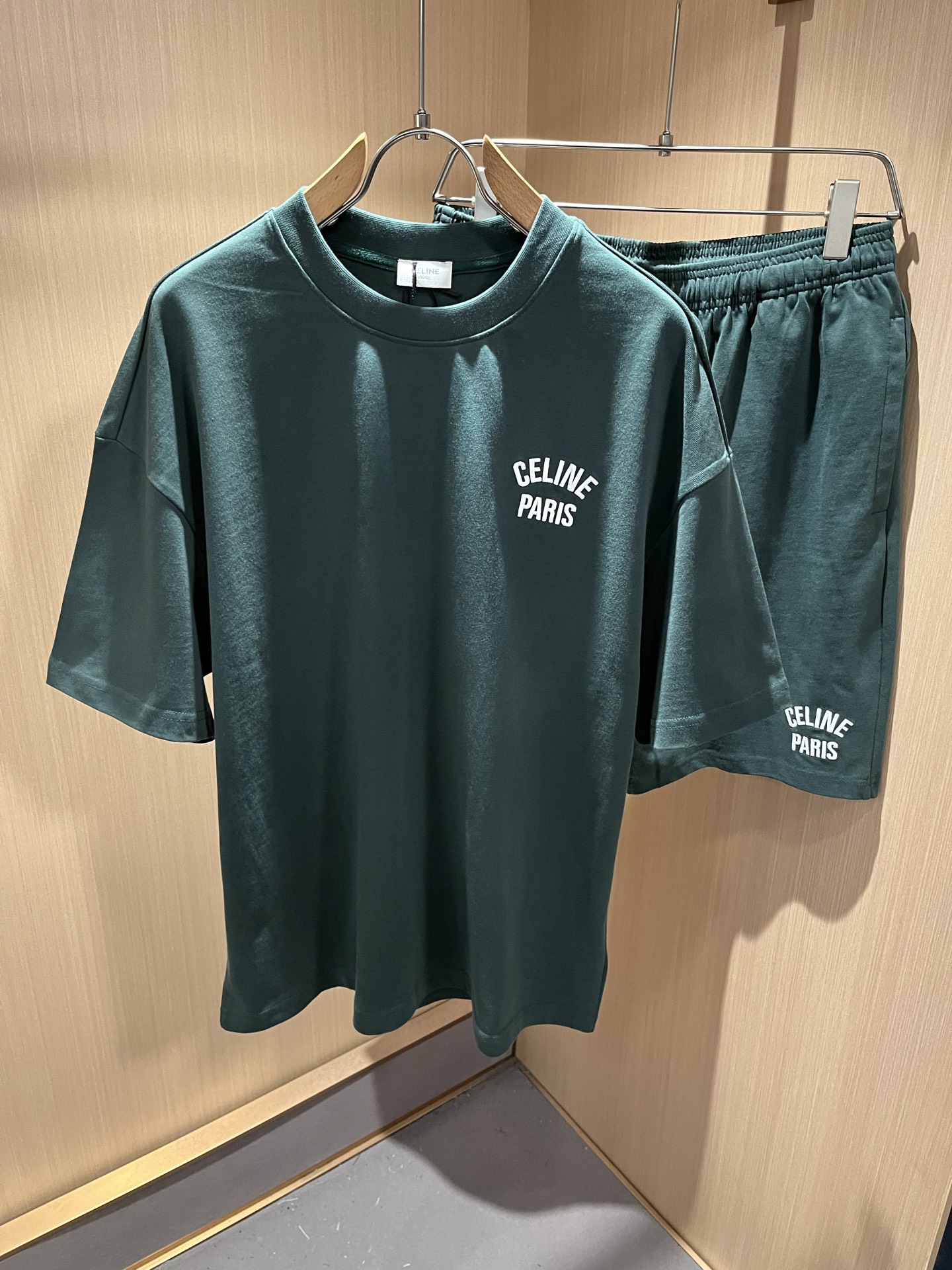 NO:486627,CELIN*Serine Spring and summer new fashionable casual round neck suit, classic short-sleeved T-shirt for couples in the same style!  Trading companies have sparse channels and are released on the official website at the same time!  25-year-old fashion new styles are recommended. CE, which is increasingly bursting into new young forces, is indeed exciting to keep the classics while constantly integrating younger elements!  This short Tee, which is newly released in early spring, has a classic logo embroidery design that never goes out of date in front and back!  The contrasting collar design with simple and high-end colors is enough to highlight a brand new theme, and the style setting that takes into account both retro and fashionable can cope with all kinds of temperament styles!  The logo has clear three-dimensional details, highlighting the perfect quality and texture!  Customer-supplied custom-woven cotton fabrics, and they are super white in color. Everyone should hurry up and take them away!  Size S-XL, celine, T-shirt,tees, t-shirt,alexander wang19860909CELIN*瑟琳 春夏新款时尚休闲圆领套装,经典男女同款情侣短袖T恤衫！贸易公司渠道稀出,同步官网发售！25年早春时尚新款推荐,越来越向年轻新势力迸发的CE,除了保留经典的同时,不断融入年轻化元素,确实令人期待！这款早春最新发售的短Tee,前后永不过时的经典Logo刺绣工艺设计！搭色简约而又不失高级感的撞色领口设计,足以凸显出全新的主题,复古与时髦兼顾的风格设定,可以应对各种气质范儿穿搭！logo清晰立体的细节,凸显完美的品相与质感！客供定织全棉面料,并且超级显白配色,各位抓紧时间带走吧！尺码S-XL,,celine,T-shirt,tees，t-shirt,alexander wang,Men's clothing