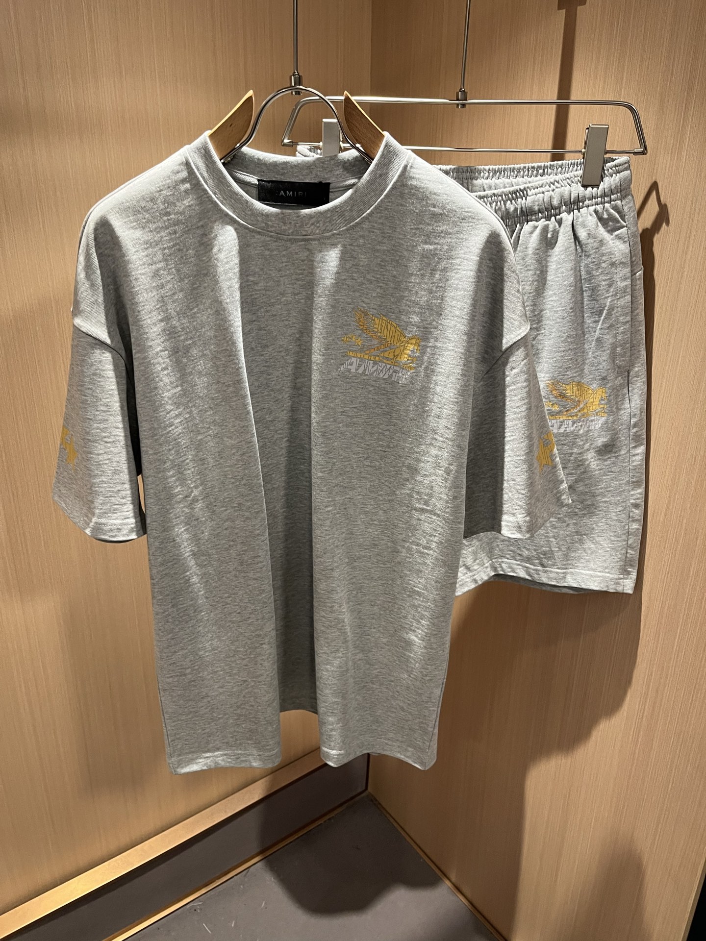 NO:486609,AMIRI spring and summer new casual suit for men and women, the latest model is exclusively available on the entire network!  !  ~ It is classic and fashionable and versatile, who doesn’t like it? It will show the classic again. It is very pleasing to the eye and comes with a low luxury halo and recognition!  The traditional brand concept and modern advanced technology are perfectly combined. Coupled with the extremely modern and modern minimalist design, exclusive letter logo printing design!  Customized 100% imported pure cotton fabric!  The texture of this model is quite touching, the specifications and grades are known with tentacles. The degree of delicateness and breathability are top-notch!  Size S-XL, amiri, alexander wang19860909AMIRI春夏新款男女同款休闲套装,最新款全网独家首上！！~既经典有时尚百搭,谁不爱啊,将经典再次展现,非常的耐看,自带低奢光环与辨识度！传统的品牌理念和现代化的先进技术进行了完美结合.加上极其现代摩登风范的简约设计,专属字母logo印花设计！定制百分百进口纯棉面料！此款的质感相当感人 触手便知规格档次 细腻程度与透气效果堪称顶级！尺码S-XL,,amiri,alexander wang,Men's clothing