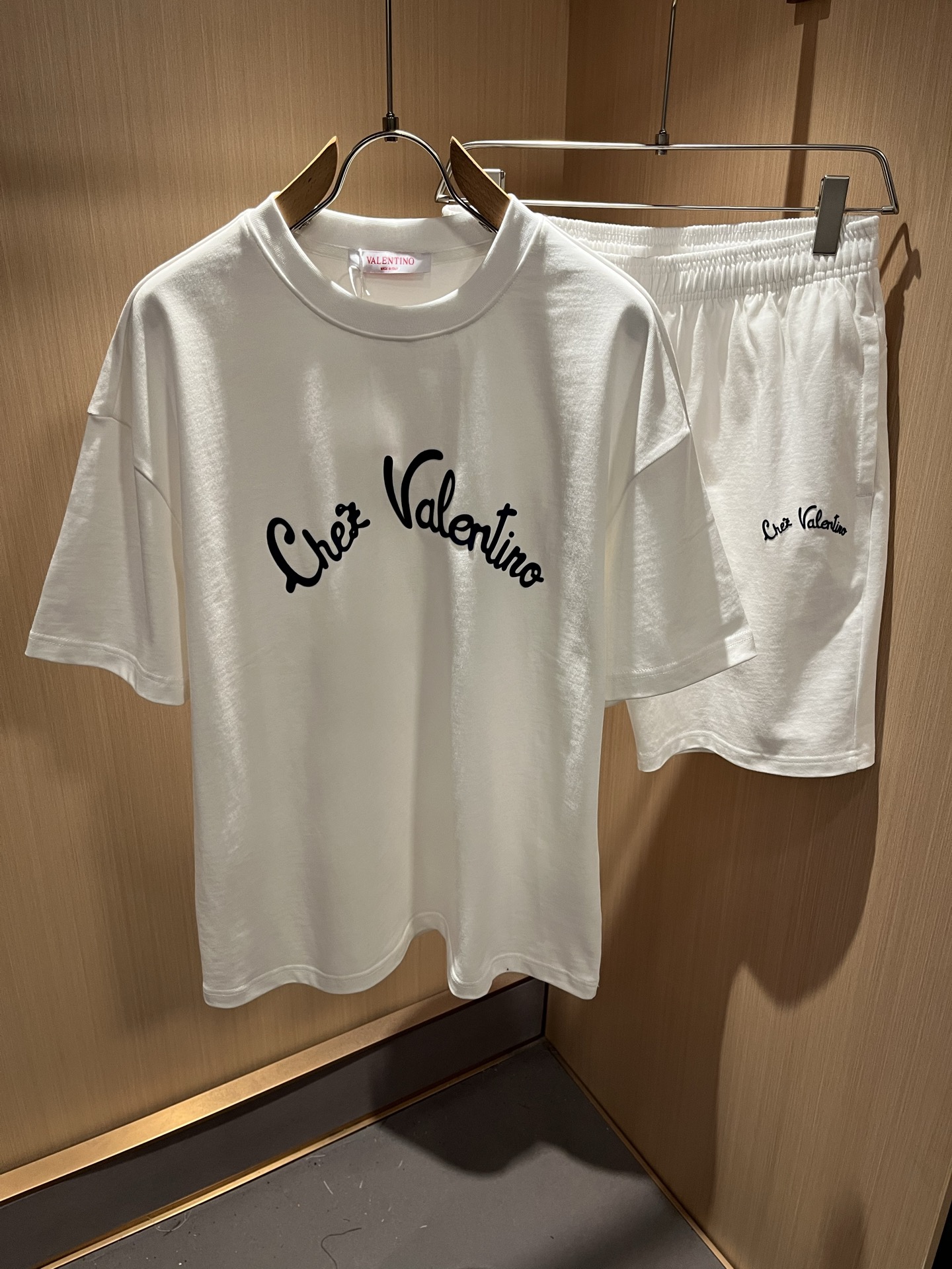 NO:486593,VALENTI*O Warren*nu~Counter style, new spring and summer casual set, chest logo glue-pressing design!  Simple, fashionable and young, versatile style, and a young and elegant upper body feel!  It will never be outdated. All major counters are listed simultaneously. The orders of goods, workmanship and details of the foreign trade full-quality trading company are very well-established, and they are very particular. The fabric is made of G pure cotton!  The upper body is comfortable and breathable, and the overall feels very crisp. It is worn on a daily basis. Whether it is worn alone or in the inner wear, it is simple and brilliant. Casual men and women should not miss it. Size M-2XL, valentino, valentino, alexander wang19860909VALENTI*O华伦*奴～柜台款、春夏新款休闲套装,胸前logo压胶设计！简单时尚而年轻,百搭风格,上身感很年轻优雅！永远不会过时.各大柜台同步上市,外贸全品相贸易公司订单货品,做工和细节部位非常到位,非常讲究.合体的剪裁.面料采用g纯棉面料！上身舒适透气,整体又有很好的挺括感,日常基础穿着.不管单穿还是内搭,简简单单就很出彩,休闲男女不容错过.尺码M-2XL,,valentino,valentino,alexander wang,Men's clothing