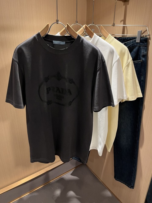 Prada 2025 Spring/Summer Unisex Short Sleeve T-Shirt with Logo - Classic Style 1 Prada 2025 Spring/Summer Unisex Short Sleeve T-Shirt with Logo - Classic Style