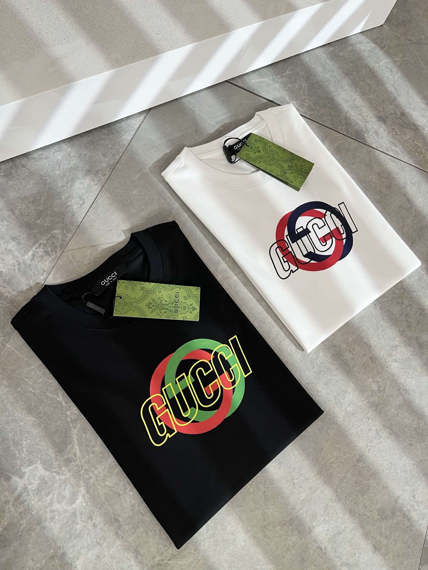 NO:486837,Gucc* Gujia Spring and summer new style for men and women and couples casual loose cotton round neck short-sleeved T-shirt!  Trading companies have sparse channels and are released on the official website at the same time!  The latest spring and summer series, classic fashion design elements, injecting full vitality into the new series. This T-shirt is carefully selected for imported cotton fabrics. The fabric feels skin-friendly and soft and delicate, and the body logo print design!  It has an extremely comfortable and breathable wearing experience. The whole item is very eye-catching and fashionable, and is deeply loved by young people today!  The loose round neck cut is a neutral style regardless of age and gender, suitable for matching all the styles and looks you need in your daily life!  It is recommended to wear couple outfits to go out on the street to make it more pleasing to the eye!  Size M-3XL, gucci, gucci, T-shirt, tees, t-shirt, alexander wang19860909Gucc*古家 春夏新款男女同情侣款休闲宽松棉质圆领短袖T恤衫！贸易公司渠道稀出,同步官网发售 ！ 春夏最新系列,经典时尚设计元素,为全新系列注入满满活力,这款T恤衫用心甄选客供进口棉面料制成,面料手感亲肤柔软细腻,衣身logo印花设计！拥有着无比舒适透气性的穿着体验,整件单品极具吸睛度与时尚感,深受当下年轻人的喜爱！基础宽松的圆领版型裁剪,不分年龄与性别的中性款式,适合搭配你日常所需的所有风格与造型！建议搭配情侣装出街会更为养眼出色！尺码M-3XL,,gucci,gucci,T-shirt,tees，t-shirt,alexander wang,Men's clothing