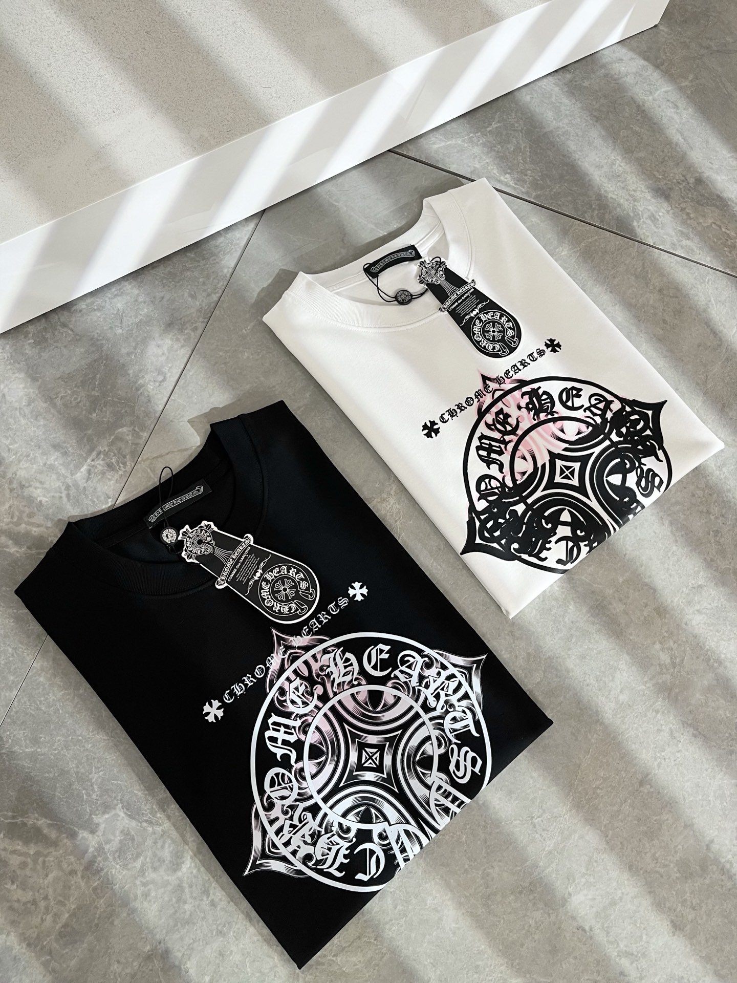 NO:486842,Chrome Hear*s New Spring and Summer Products for Men and Women's Same Model for Men and Women, Recommended for Cracked Wall!  The fashionable and arrogant Chrome Hear*s is favored by the whole world. SS is a hot topic, with classic short-sleeved T-shirt, and a logo print design on the chest!  Full of fashionable luxury style, exuding a charming sense of art!  Large and lazy, high-end exclusive wash water pure cotton material for customer supply!  Super comfortable upper body!  Large oversized shoulder-falling!  Men and women are the same style!  Size S-2XL, chrome hearts, T-shirt,tees, t-shirt,alexander wang19860909Chrome Hear*s 克*心 春夏新品男女同款克*心短袖T恤,墙裂推荐！时尚傲娇的Chrome Hear*s,被全世界宠幸着.SS引爆款,经典克*心元素断绝短袖T,胸前logo印花设计！充满了时尚的奢华风,散发着迷人的艺术感！宽大慵懒,客供高端专属洗水纯棉材质！上身超级舒适！大廓形大落肩！男女同款入！尺码S-2XL,,chrome hearts,T-shirt,tees，t-shirt,alexander wang,Men's clothing