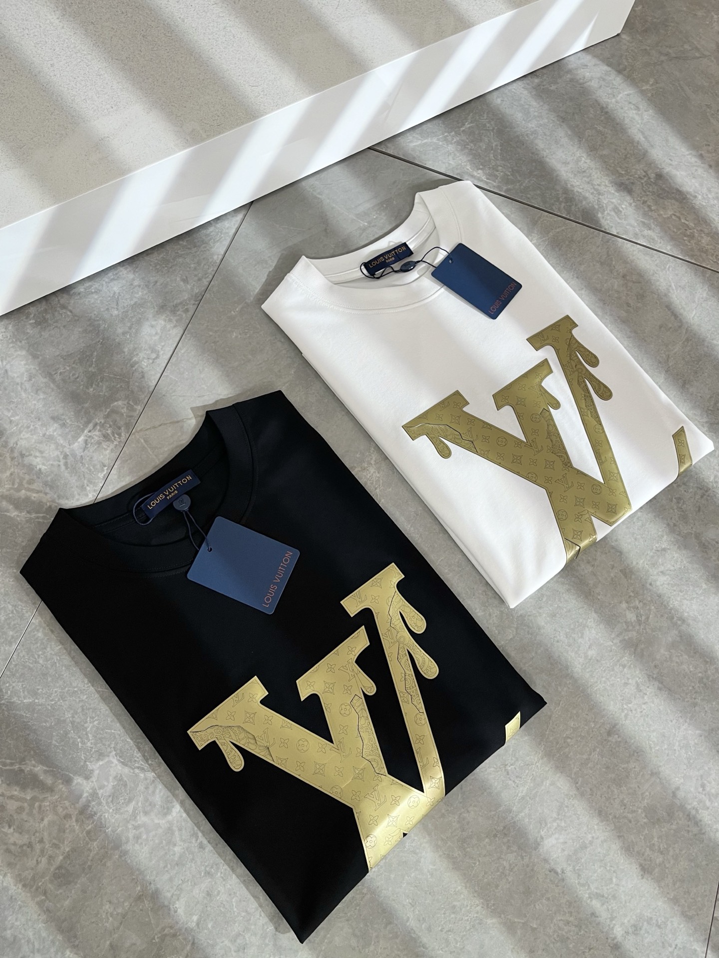 NO:486812,LouisVuitt*Louis*Deng The new spring and summer series of items are launched, a very fashionable and avant-garde short-sleeved T-shirt for men and women, with logo logo pattern glue-touching!  Different from the past, it declares the design concept of brand inheritance!  Its eye-catchingness is no less than any classic style, perfectly presenting the fashionable, high-end and luxurious feeling in front of the world!  Made of imported 260 grams of cotton, selected high-quality pure cotton fabrics, soft and soft to the touch, the real thing is definitely beyond your imagination, close to the body and breathable, even if you sweat profusely, you will not feel greasy or stuffy, and will bring sweating and moisture absorption to the extreme!  Size S-2XL, louis vuitton,louis vuitton,t-shirt,tees,t-shirt,alexander wang19860909LouisVuitt*路易*登 春夏全新系列单品上线,非常时髦前卫的一款男女同款短袖T恤,标识logo图案压胶修饰！区别于以往的不同,宣示品牌传承的设计理念！其吸睛度完全不亚于任何经典款式,将时髦高级感与奢华感完美呈现在世人眼前！客供进口260克全棉材质制成,精选优质纯棉面料,触感软糯亲肤细腻,实物到手绝对超乎你的想象,贴身无比舒适透气,即便是汗流浃背也不会有腻身及闷热感可言,将排汗吸湿性发挥到了极致！尺码S-2XL,,louis vuitton,louis vuitton,T-shirt,tees，t-shirt,alexander wang,Men's clothing