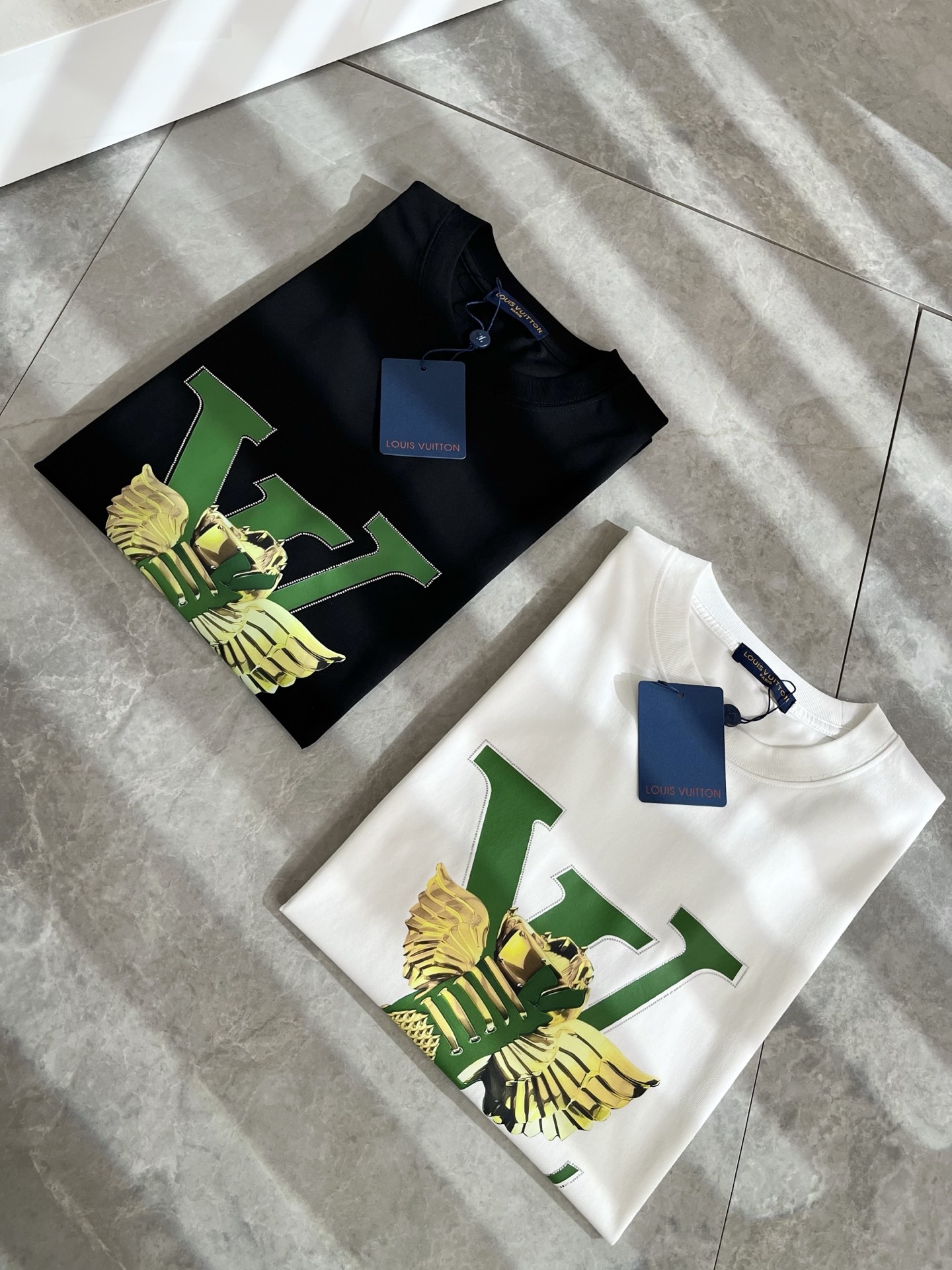 NO:486826,LouisVuitt*Louis*Deng The new spring and summer series of items are launched, a very fashionable and avant-garde short-sleeved T-shirt for men and women, with logo logo pattern glue-touching!  Different from the past, it declares the design concept of brand inheritance!  Its eye-catchingness is no less than any classic style, perfectly presenting the fashionable, high-end and luxurious feeling in front of the world!  Made of imported 260 grams of cotton, selected high-quality pure cotton fabrics, soft and soft to the touch, the real thing is definitely beyond your imagination, close to the body and breathable, even if you sweat profusely, you will not feel greasy or stuffy, and will bring sweating and moisture absorption to the extreme!  Size S-2XL, louis vuitton,louis vuitton,t-shirt,tees,t-shirt,alexander wang19860909LouisVuitt*路易*登 春夏全新系列单品上线,非常时髦前卫的一款男女同款短袖T恤,标识logo图案压胶修饰！区别于以往的不同,宣示品牌传承的设计理念！其吸睛度完全不亚于任何经典款式,将时髦高级感与奢华感完美呈现在世人眼前！客供进口260克全棉材质制成,精选优质纯棉面料,触感软糯亲肤细腻,实物到手绝对超乎你的想象,贴身无比舒适透气,即便是汗流浃背也不会有腻身及闷热感可言,将排汗吸湿性发挥到了极致！尺码S-2XL,,louis vuitton,louis vuitton,T-shirt,tees，t-shirt,alexander wang,Men's clothing