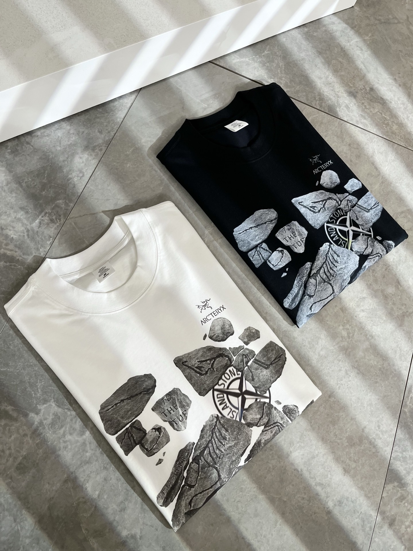 NO:486796,ARCTER*X Original Archaeological Bird, the new spring and summer style short-sleeved T-shirt outdoor brands for men and women, may the first thing that comes to mind is Canadian goose and Archaeological Bird. It gives people a feeling of trying out the label!  In addition to being quite accomplished in style design, the most obvious or most expert should be to have deeper and unique insights and attainments in fabrics. Through continuous structural research and problem-solving, and characterized by unique research on fabrics, these alone are enough to support it to become the first new logo brand image in the clothing manufacturing industry. This model uses air cotton material!  The fabric after the seiko blending feels smooth and soft, and it has both natural beauty and comfort. The large body style is cut cleanly and cleanly, and the fabric shows a different hazy structural beauty. It is made of exclusive mold customization. The fabric and its technology test the workers, can be smooth and smooth without wrinkles!  Logo logo pattern printing craft design!  It really tests the handmade work of every master!  It makes the whole clean and neat, without leaving any thread. Now men who pursue life are more refined in life!  Size S-2XL, arc'teryx, T-shirt,tees, t-shirt,alexander wang19860909ARCTER*X始*祖鸟 春夏新款男女同款短袖T恤户外品牌可能大家第一想到的就是加拿大鹅、始祖鸟.给人一种标签试的感觉！除了在款式设计上颇有造诣之外,最明显或者说最为拿手的,应该就是在面料上的拥有更深独特见解跟造诣了.通过不断地结构研究和问题处理,在以面料独特研究为特征,仅凭这些就已经足以支撑其成为服装制造行业中,首屈可数的新标志品牌形象.此款采用的空气棉材质！通过精工混纺之后的面料,手感细滑柔软,同时兼具自然美感跟舒适度.大身上版型裁剪简洁干净,面料上显现出了不一样朦胧的结构性美感来.独家开模定制而成,面料及其考验工人的技术,能做到平整服帖又不起皱！标志logo图案印花工艺设计！真的是很考验每位师傅的手工制作！使得整体干净利索,不留一丝线头.现在对于生活有所追求的男性也在生活中更为精致！尺码S-2XL,arc'teryx,T-shirt,tees，t-shirt,alexander wang,Men's clothing