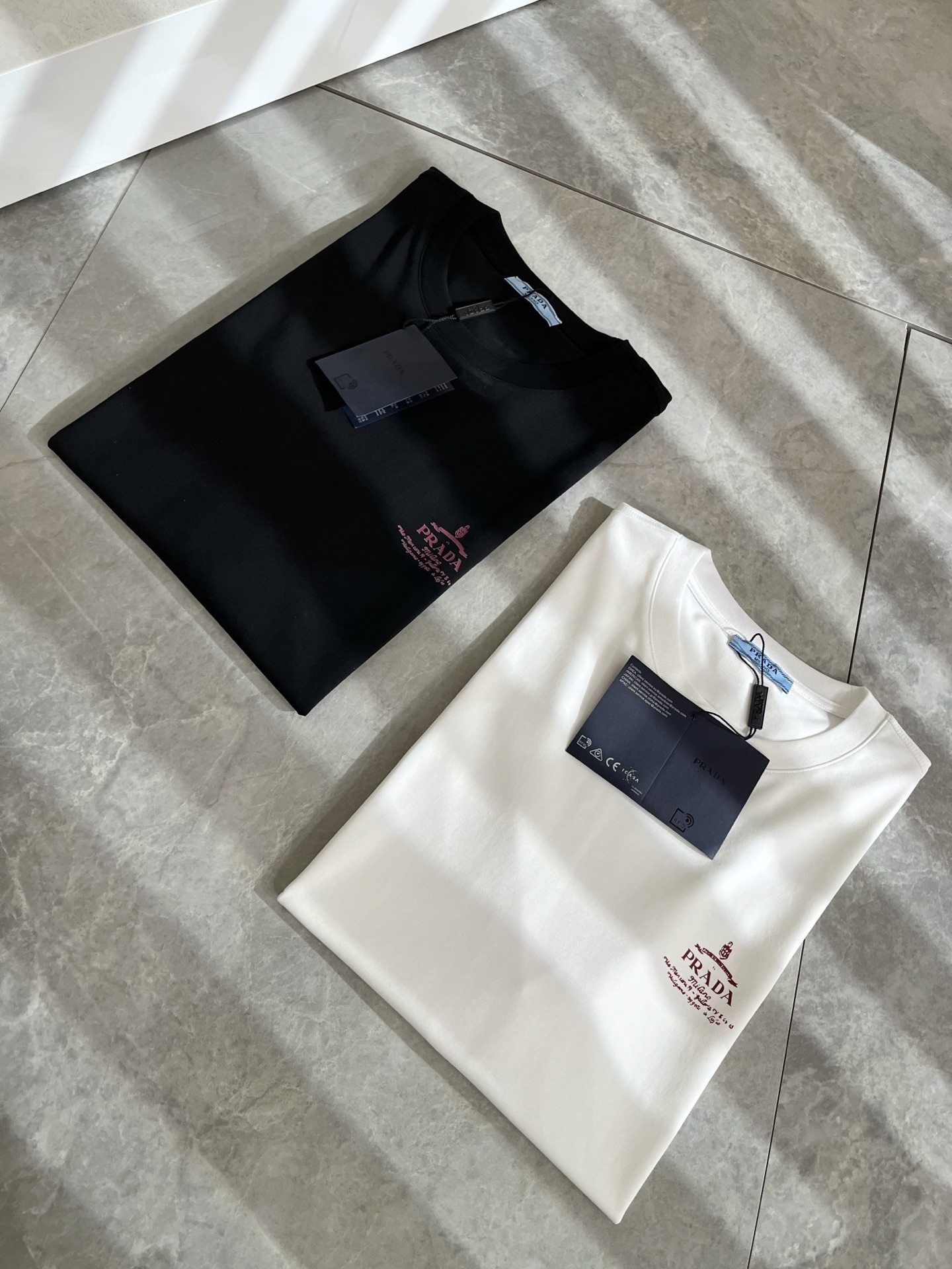 NO:486821,PRAD*A Pu*da spring and summer new short-sleeved T-shirt for men and women, the latest model is exclusively available on the entire network!  !  ~ It is classic and fashionable and versatile, who doesn’t like it? It will show the classic again. It is very pleasing to the eye and comes with a low luxury halo and recognition!  Pr*da's traditional brand concept and modern advanced technology are perfectly combined. Coupled with the extremely modern and simple design, P-family exclusive logo pattern printing design!  Customized 100% imported pure cotton fabric!  The texture of this model is quite touching, the specifications and grades are known with tentacles. The degree of delicateness and breathability are top-notch!  Size M-3XL, prada, T-shirt,tees, t-shirt,alexander wang19860909PRAD*A普*达春夏新款男女同款短袖T恤,最新款全网独家首上！！~既经典有时尚百搭,谁不爱啊,将经典再次展现,非常的耐看,自带低奢光环与辨识度！Pr*da传统的品牌理念和现代化的先进技术进行了完美结合.加上极其现代摩登风范的简约设计,p家专属logo图案印花设计！定制百分百进口纯棉面料！此款的质感相当感人 触手便知规格档次 细腻程度与透气效果堪称顶级！尺码M-3XL,,prada,T-shirt,tees，t-shirt,alexander wang,Men's clothing