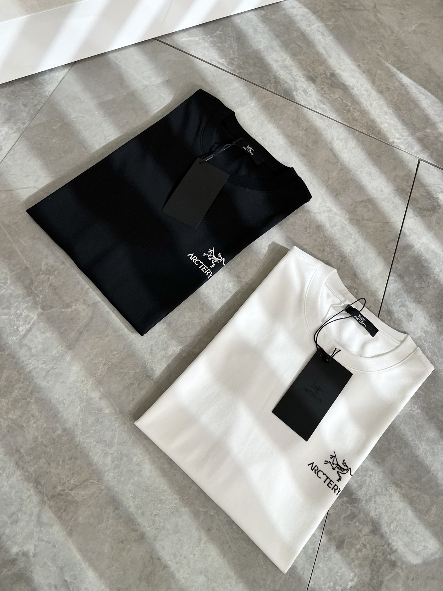 NO:486804,ARCTER*X Original Archaeological Bird, the new spring and summer style short-sleeved T-shirt outdoor brands for men and women, may the first thing that comes to mind is Canadian goose and Archaeological Bird. It gives people a feeling of trying out the label!  In addition to being quite accomplished in style design, the most obvious or most expert should be to have deeper and unique insights and attainments in fabrics. Through continuous structural research and problem-solving, and characterized by unique research on fabrics, these alone are enough to support it to become the first new logo brand image in the clothing manufacturing industry. This model uses air cotton material!  The fabric after the seiko blending feels smooth and soft, and it has both natural beauty and comfort. The large body style is cut cleanly and cleanly, and the fabric shows a different hazy structural beauty. It is made of exclusive mold customization. The fabric and its technology test the workers, can be smooth and smooth without wrinkles!  Logo logo pattern glue pressing process design!  It really tests the handmade work of every master!  It makes the whole clean and neat, without leaving any thread. Now men who pursue life are more refined in life!  Size M-3XL, arc'teryx, T-shirt,tees, t-shirt,alexander wang19860909ARCTER*X始*祖鸟 春夏新款男女同款短袖T恤户外品牌可能大家第一想到的就是加拿大鹅、始祖鸟.给人一种标签试的感觉！除了在款式设计上颇有造诣之外,最明显或者说最为拿手的,应该就是在面料上的拥有更深独特见解跟造诣了.通过不断地结构研究和问题处理,在以面料独特研究为特征,仅凭这些就已经足以支撑其成为服装制造行业中,首屈可数的新标志品牌形象.此款采用的空气棉材质！通过精工混纺之后的面料,手感细滑柔软,同时兼具自然美感跟舒适度.大身上版型裁剪简洁干净,面料上显现出了不一样朦胧的结构性美感来.独家开模定制而成,面料及其考验工人的技术,能做到平整服帖又不起皱！标志logo图案压胶工艺设计！真的是很考验每位师傅的手工制作！使得整体干净利索,不留一丝线头.现在对于生活有所追求的男性也在生活中更为精致！尺码M-3XL,arc'teryx,T-shirt,tees，t-shirt,alexander wang,Men's clothing