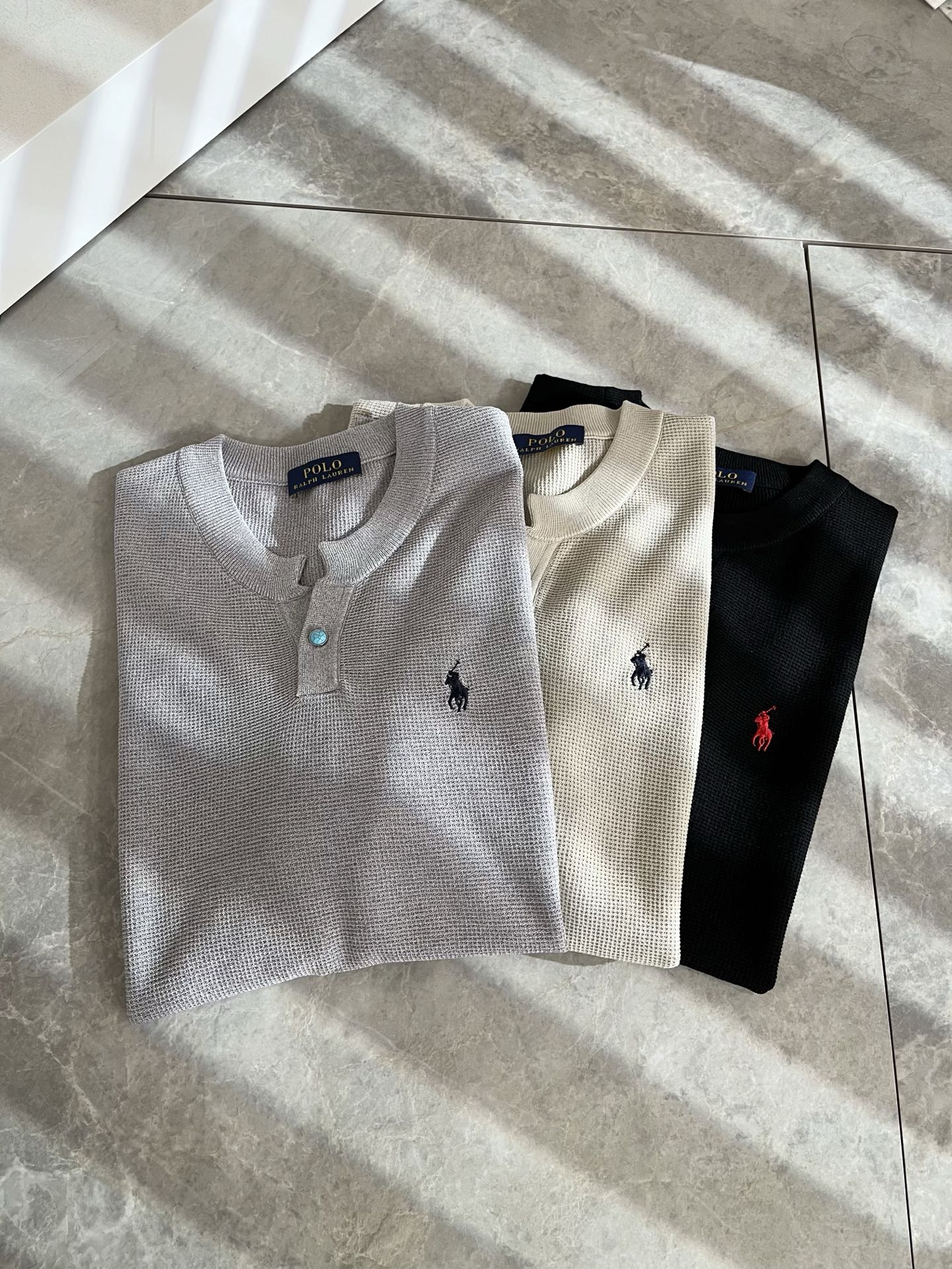 NO:486833,Paul POLOSPORT Spring and summer new knitted short-sleeved T-shirt, simple solid color and fashionable styles, many design celebrities have an inseparable sentiment for solid colors. This is a tribute to tradition and a nostalgia for mood. In fact, most of the nostalgia of the design also determines the tone of the work. The work I want to talk about today is the new work brought by~~ It can be said to be a business-friendly and casual style work. A simple and iconic logo embroidery design on the chest!  The exquisite workmanship is worth savoring, and it can be said to be an extremely accurate and simple style tone. A simple and casual tone is already very accurate. Imported pure cotton fabrics have soft and comfortable textures. The workmanship is impeccable. They are not monotonous and more high-end. What they originally exudes is a fashionable temperament, and the soft and comfortable fabrics, the dressing experience of the whole work has gone to a higher level~ The control of style and the stone hammer of the tone is very accurate!  !  The first choice for shopping is OK~~Exclusive to the entire network, size M-3XL, T-shirt,tees, t-shirt,alexander wang19860909保罗POLOSPORT 春夏新款针织短袖T恤,简约纯色时尚款不乏有许多设计大咖们都对于纯色都有着难以割舍的情怀.这是一种对于传统的致敬,也是一种对于情调的怀旧~其实,设计的怀旧感很大部分也决定了作品的基调.今天要说的这件作品,就是由带来的新作~~可以说是一件可商务可休闲的风格作品.胸前简单标志性logo刺绣设计！精致的做工值得细品,可以说是一次极为准确的简洁风定调.一种简洁&休闲的基调已经十分准确了.进口纯棉面料,质地柔软舒适.做工无可挑剔.不单调的同时更显高端.本来散发的就是一种时尚的气质,再加上其柔软舒适的面料,整件作品的穿搭体验,更上一层楼~对于风格的把控以及基调的石锤,更是非常只准确！！剁手首选好吧~~全网独家,尺码M-3XL,,T-shirt,tees，t-shirt,alexander wang,Men's clothing